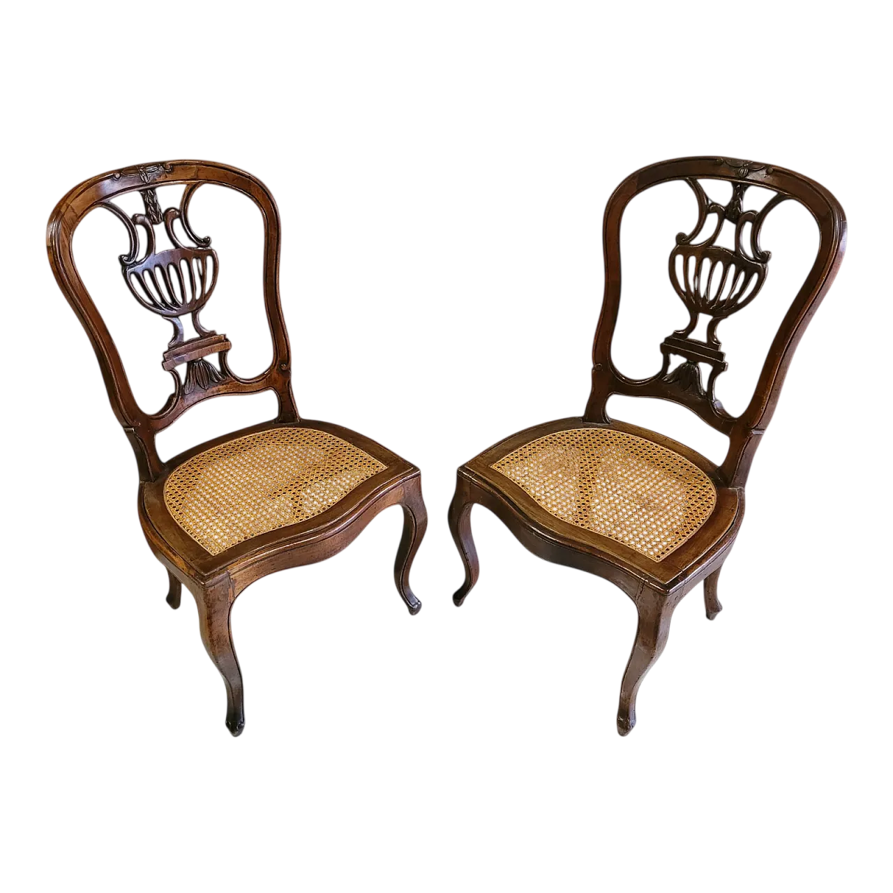 Coppia di sedie a mongolfiera in legno di noce con seduta in paglia 18