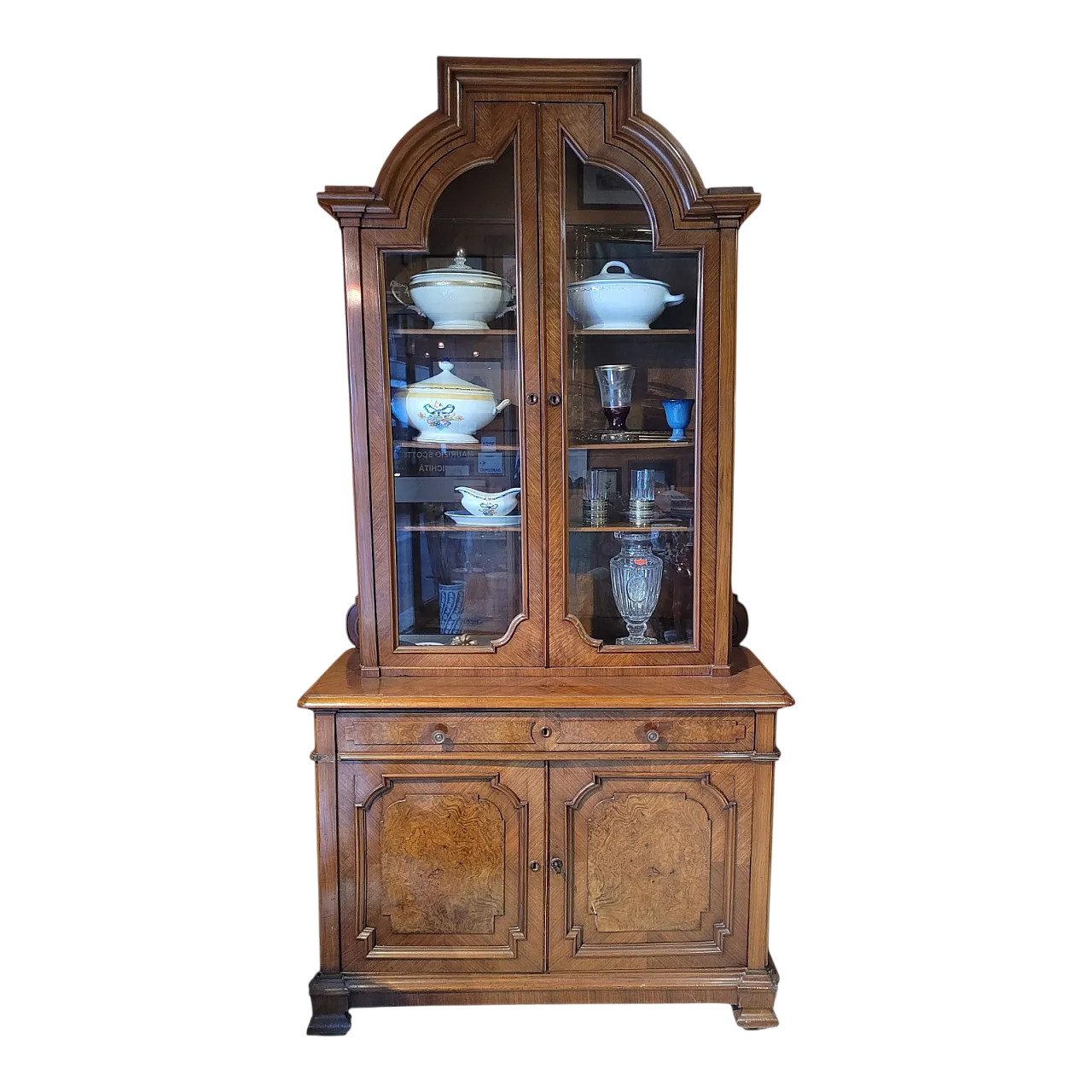 Credenza con vetrina in legno di noce, Italia 9