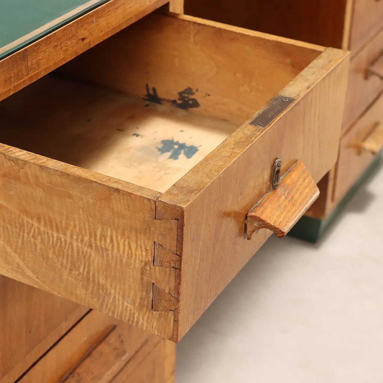 Scrivania con impiallacciatura in rovere e piano in gomma, '900 5