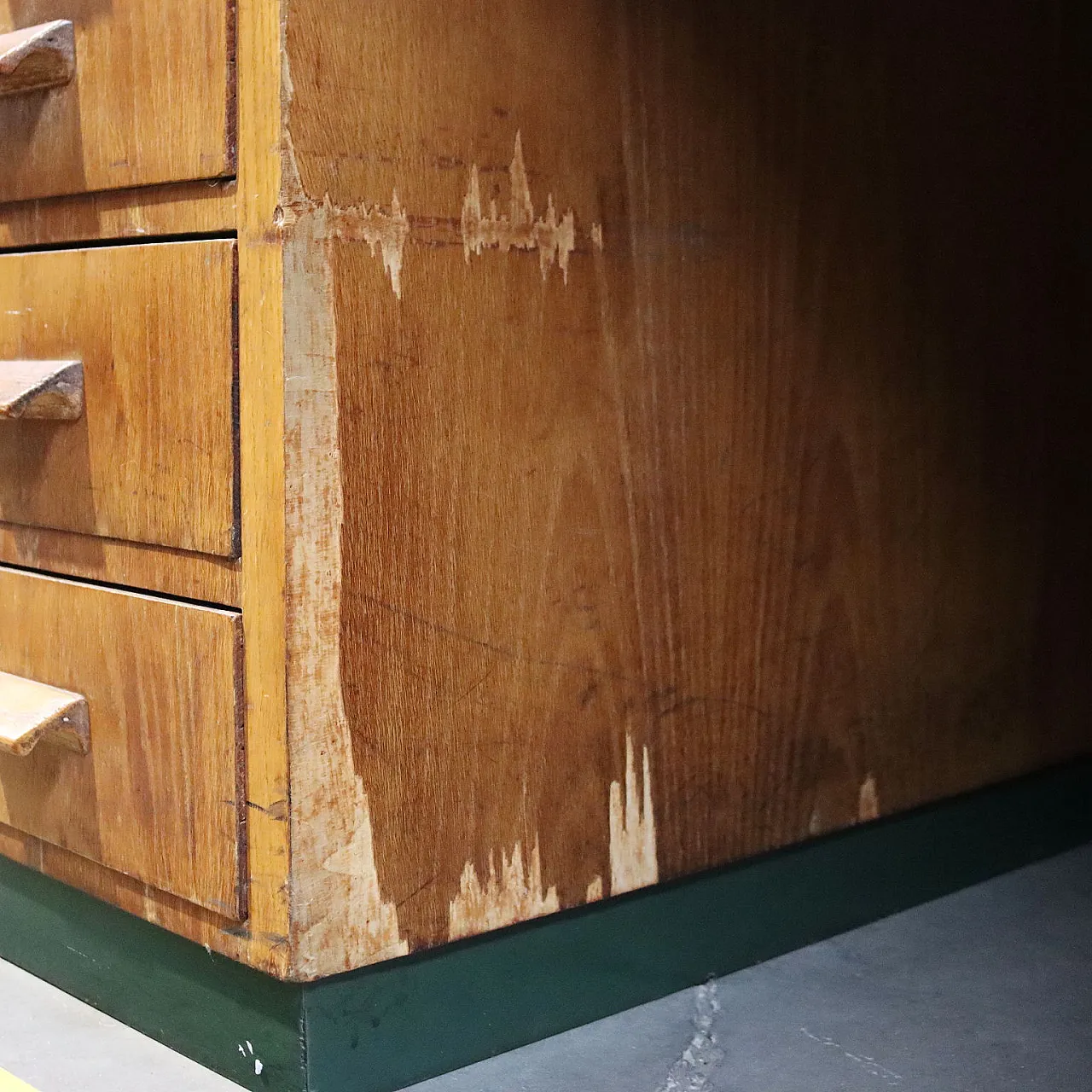 Scrivania con impiallacciatura in rovere e piano in gomma, '900 9