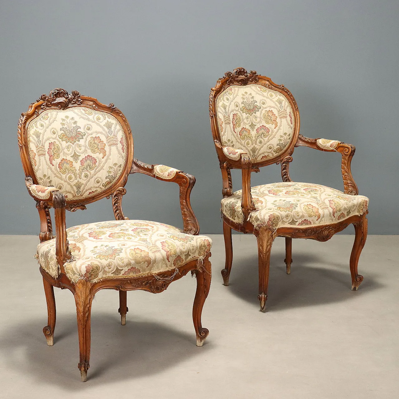 Coppia di poltrone in noce in stile tardo barocco, fine '800 1