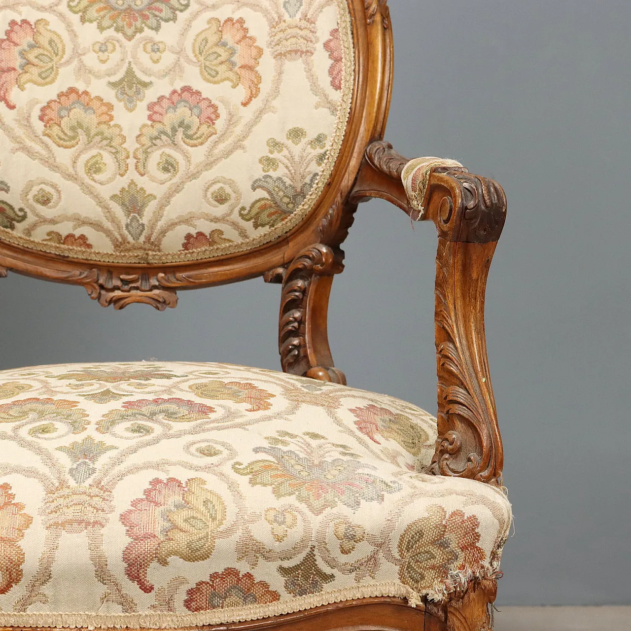 Coppia di poltrone in noce in stile tardo barocco, fine '800 4