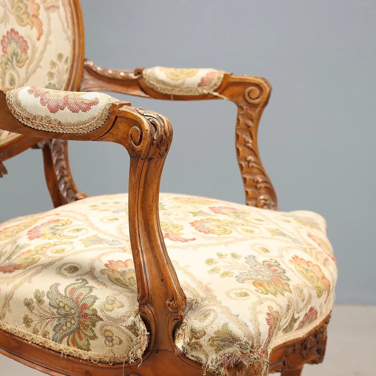 Coppia di poltrone in noce in stile tardo barocco, fine '800 6