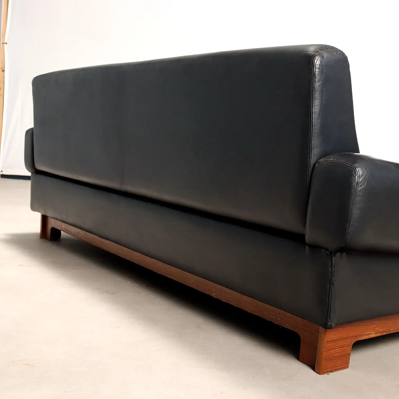 3-seater sofa with wooden frame and leather upholstery, 20th century 8