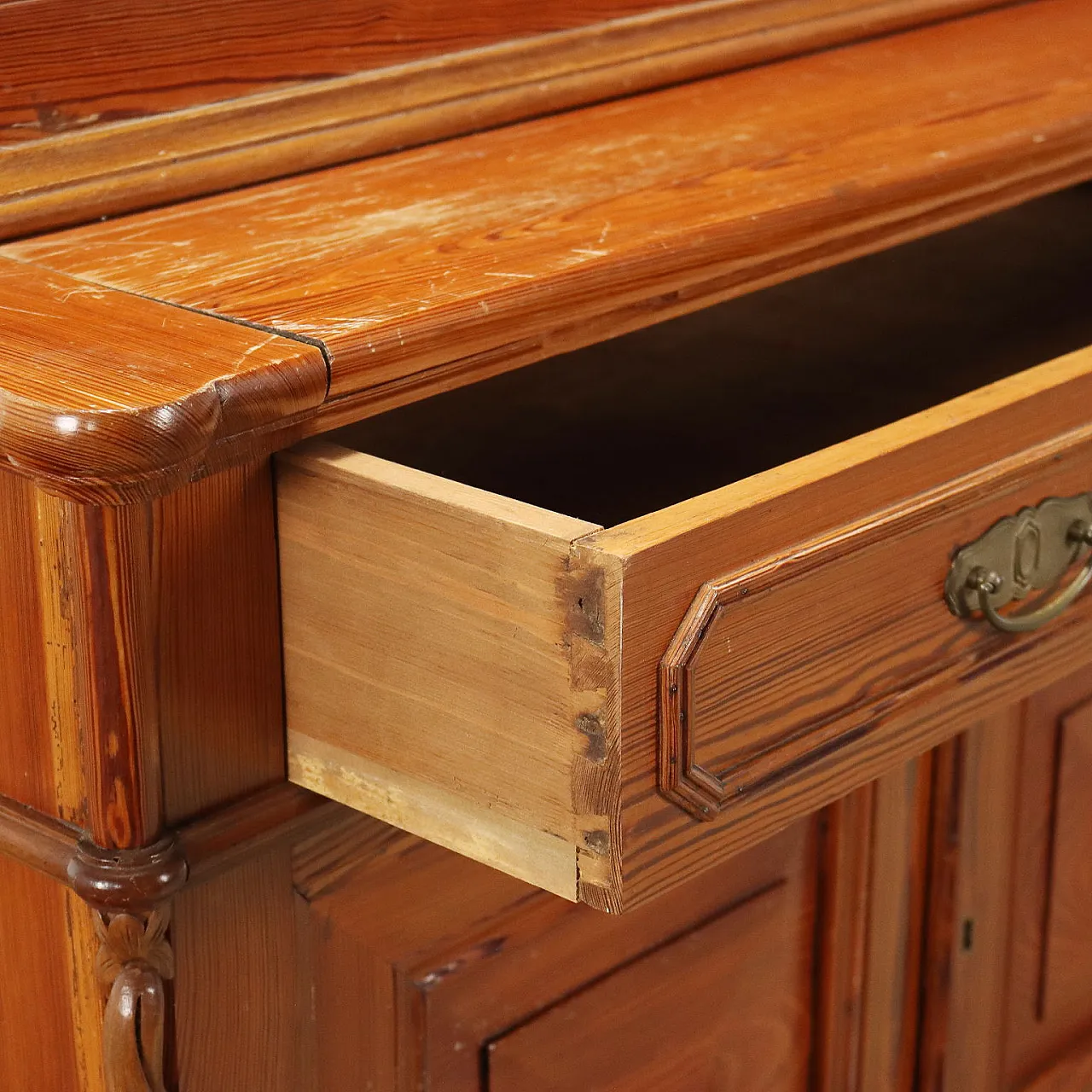 Credenza Umbertina in larice con ante in vetro acidato, fine '800 5