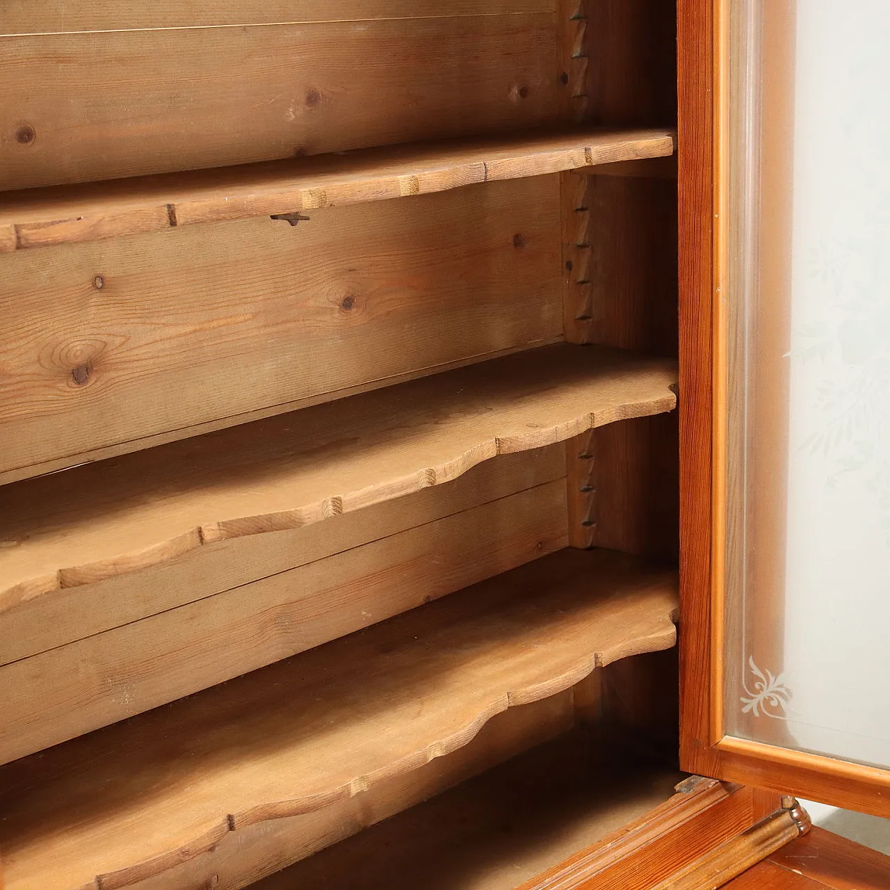 Credenza Umbertina in larice con ante in vetro acidato, fine '800 7