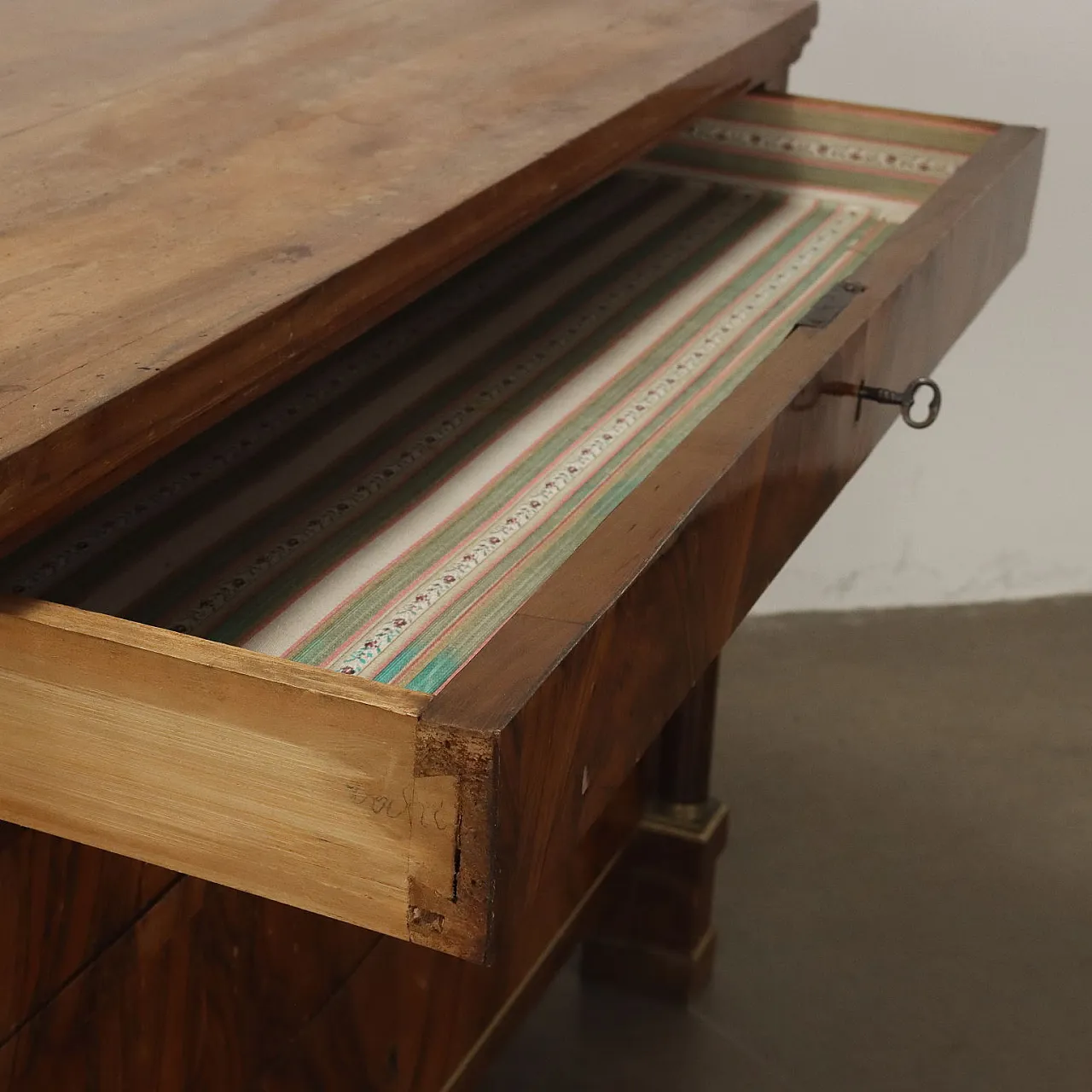 Cassettone Impero in noce, pioppo e bronzo, '800 5