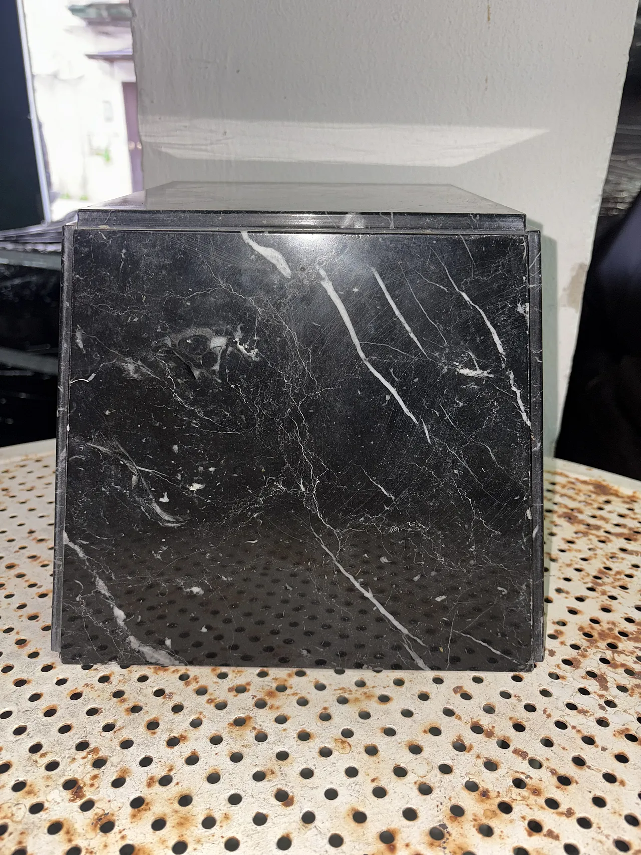 Comodino in marmo Marquina, anni '50 3