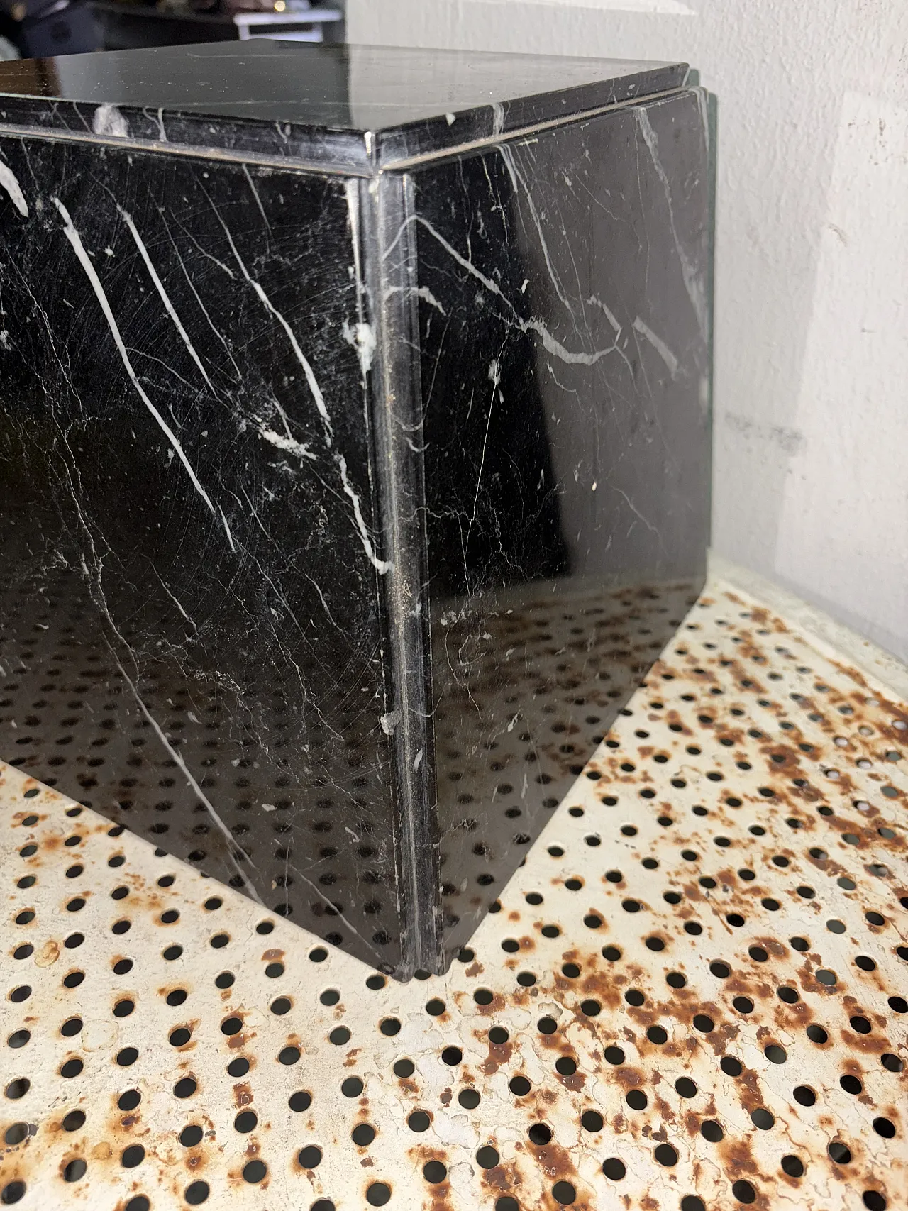 Comodino in marmo Marquina, anni '50 4