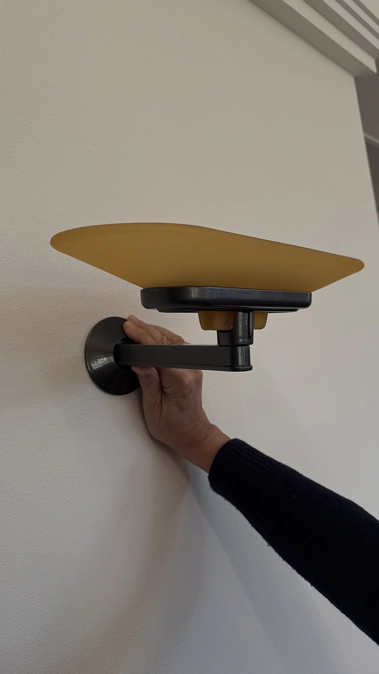 Lampada a parete di Arteluce in vetro, nero e giallo, 1970 1