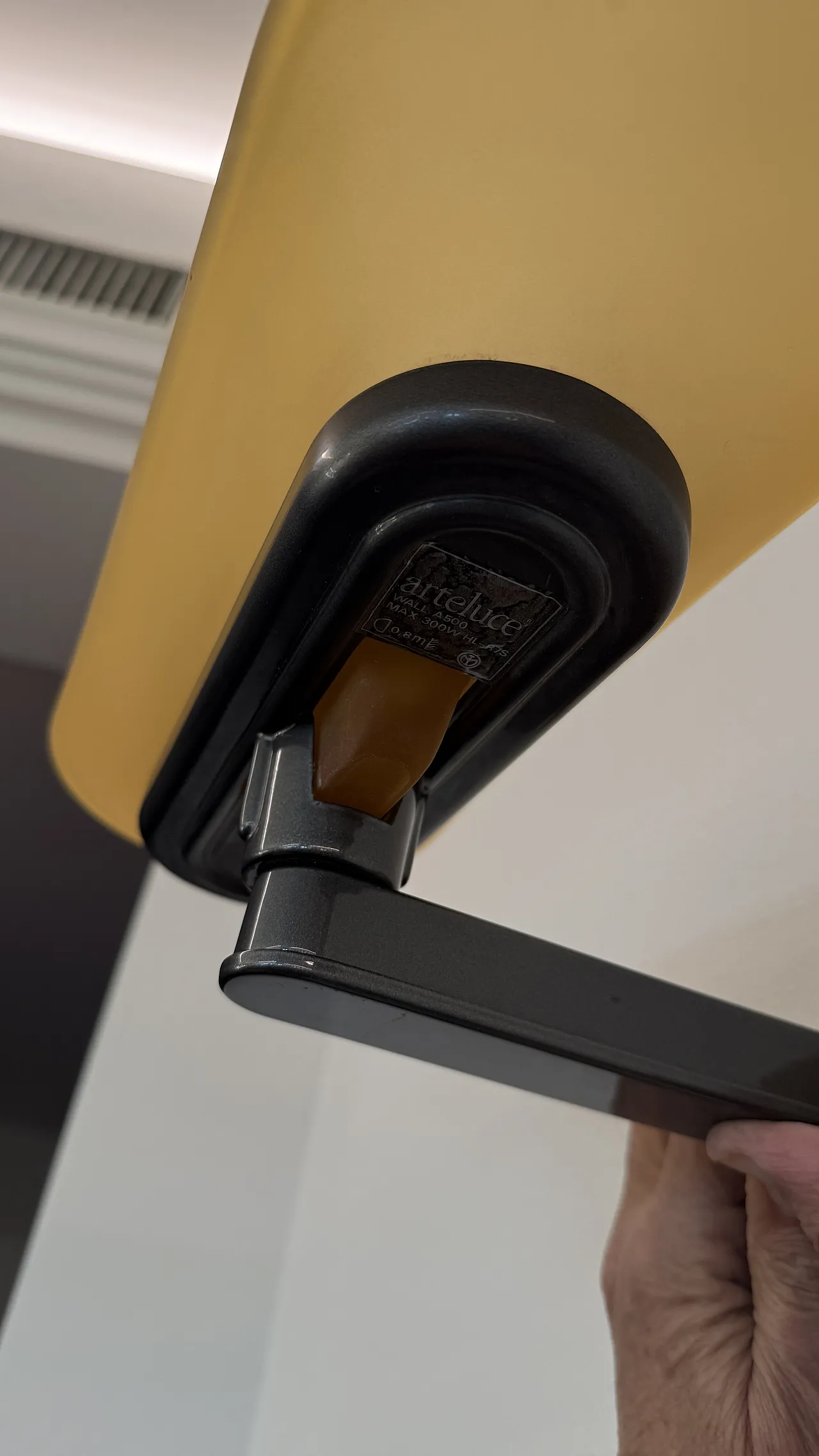 Lampada a parete di Arteluce in vetro, nero e giallo, 1970 2