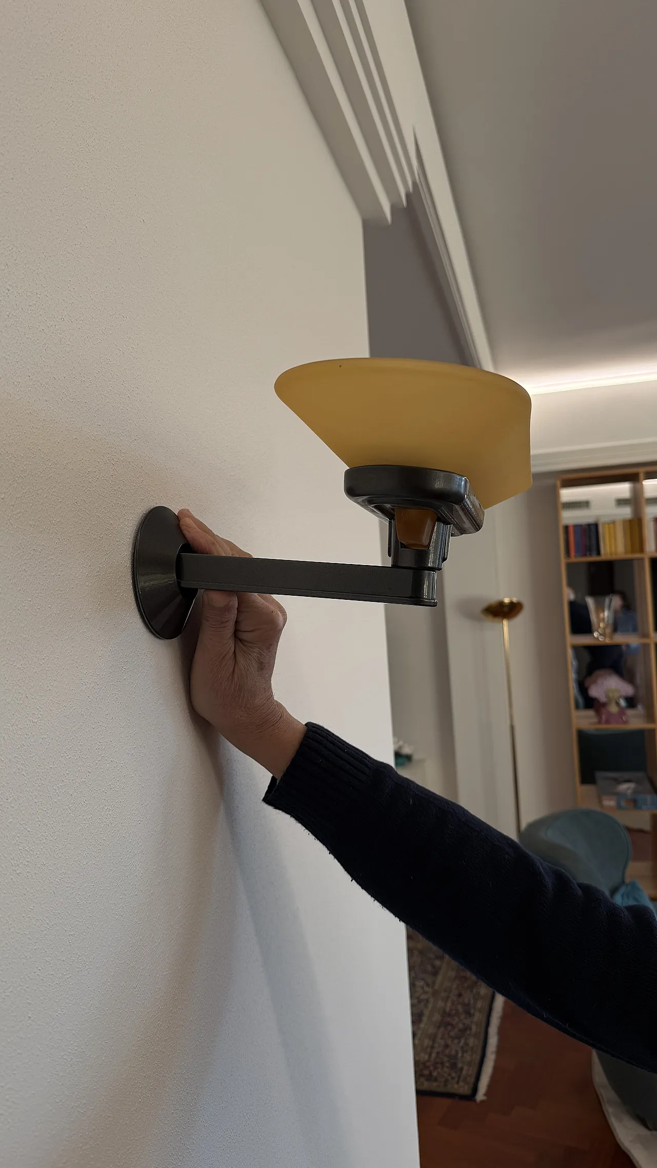 Lampada a parete di Arteluce in vetro, nero e giallo, 1970 3