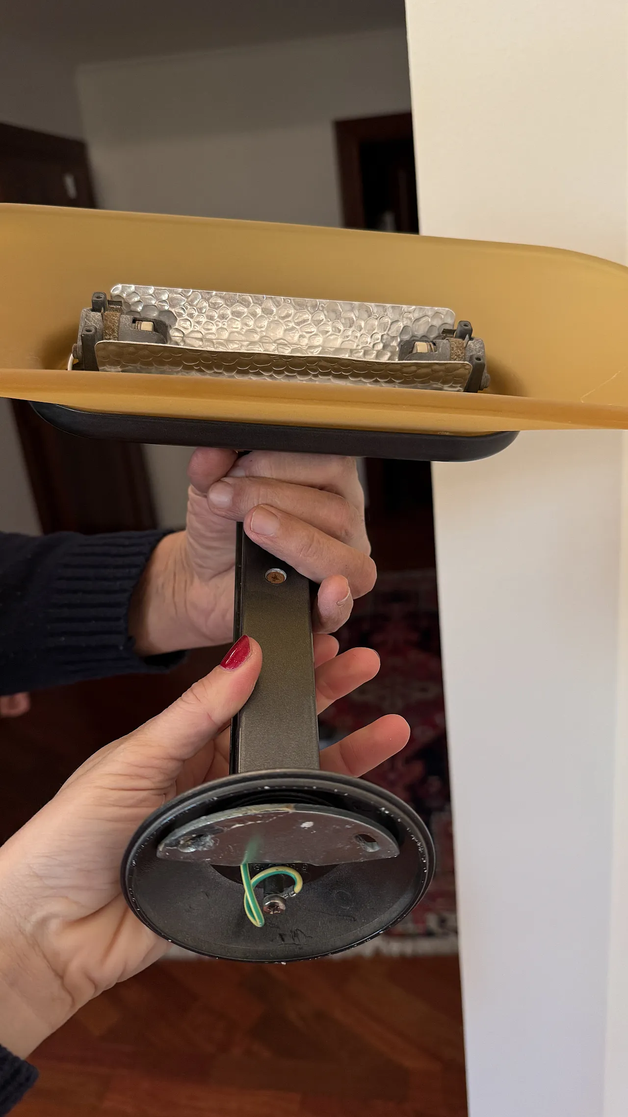 Lampada a parete di Arteluce in vetro, nero e giallo, 1970 4