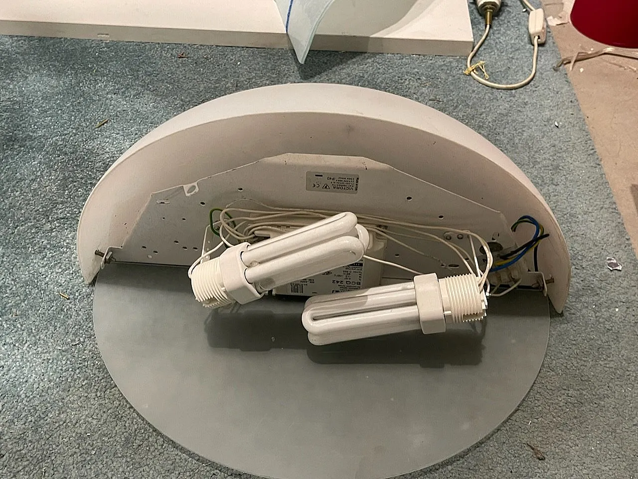 3 Italian white opaline glass sconces from Victoria, 1980s 2