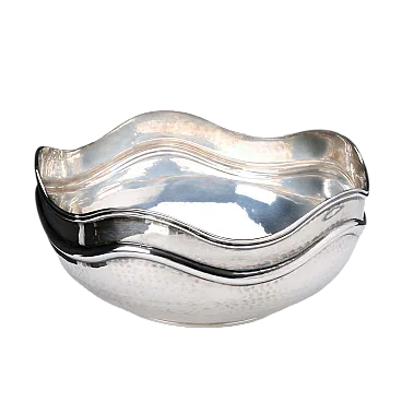 Ciotola in argento sbalzato a mano con bordo ondulato, '900