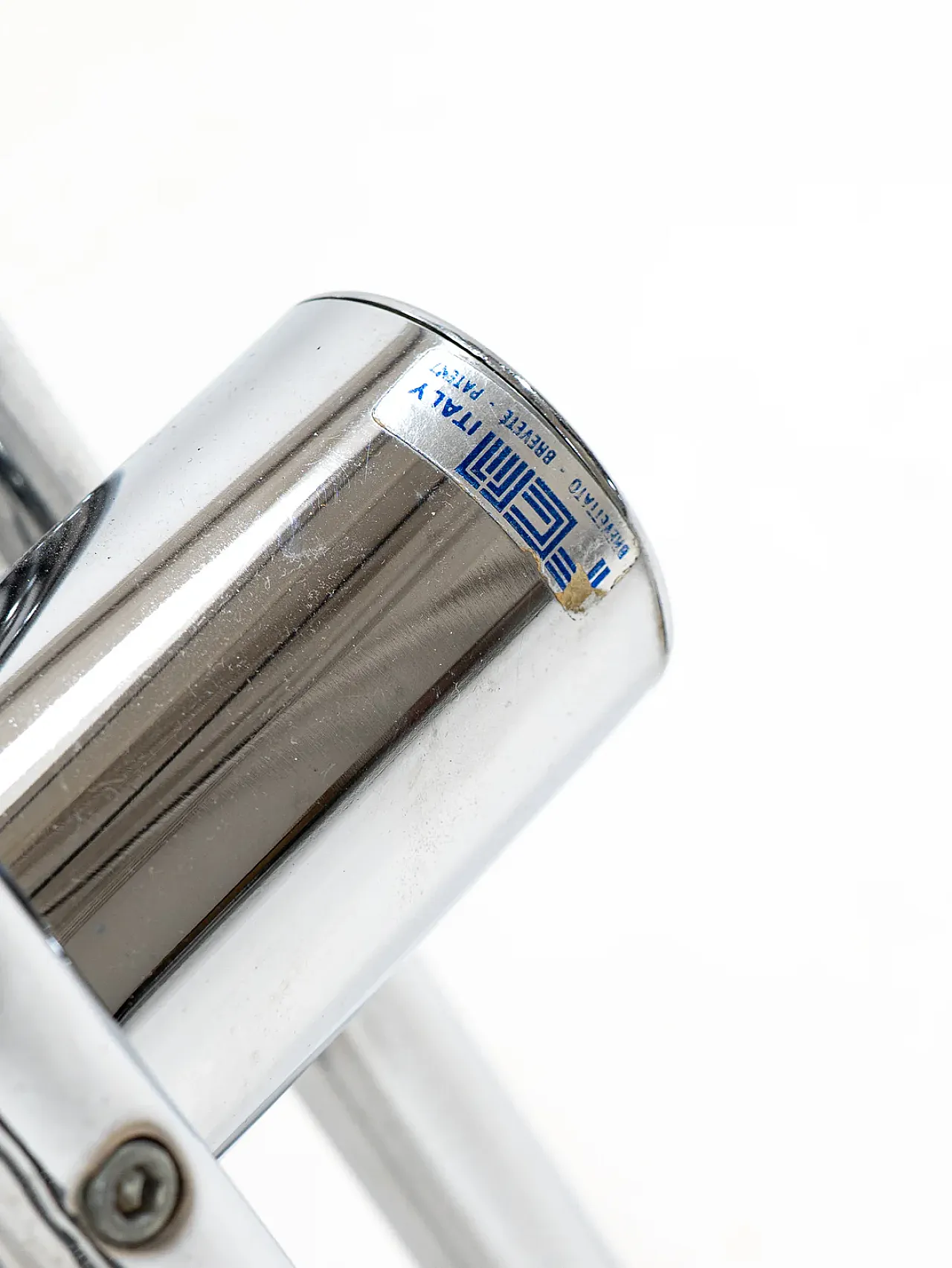 Tavolino scultoreo con nodo cromato, anni '70 8