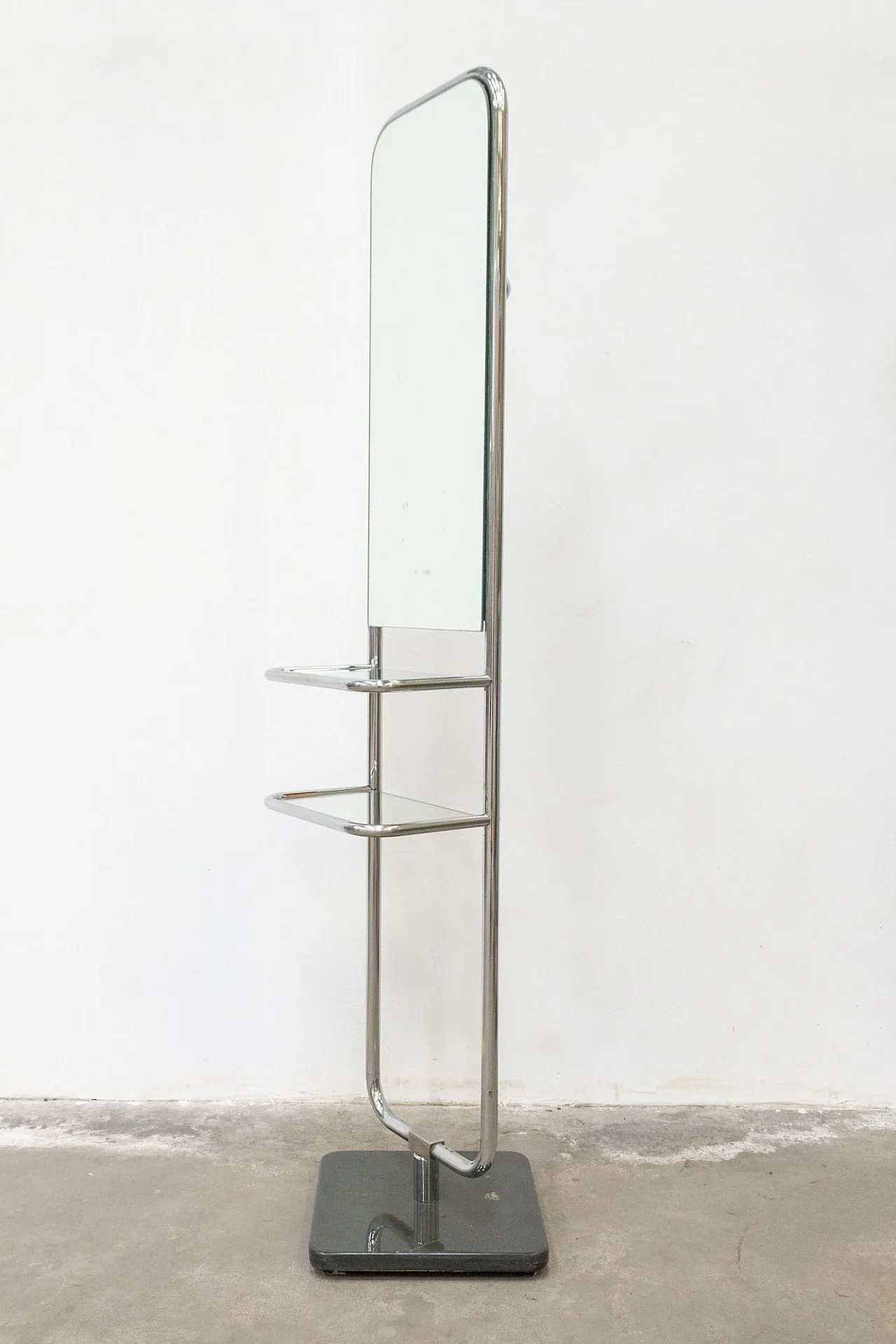 Specchio girevole con ripiani e appendiabiti, anni '70 1