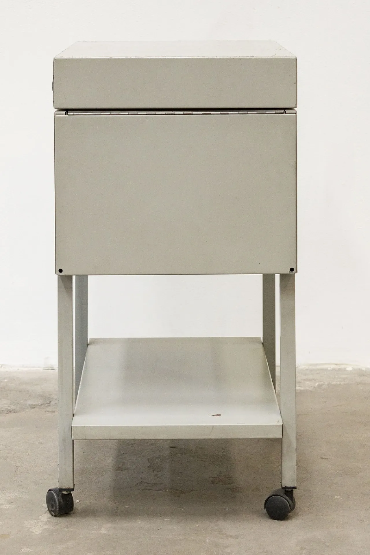 Schedario in metallo con rotelle, anni '60 4