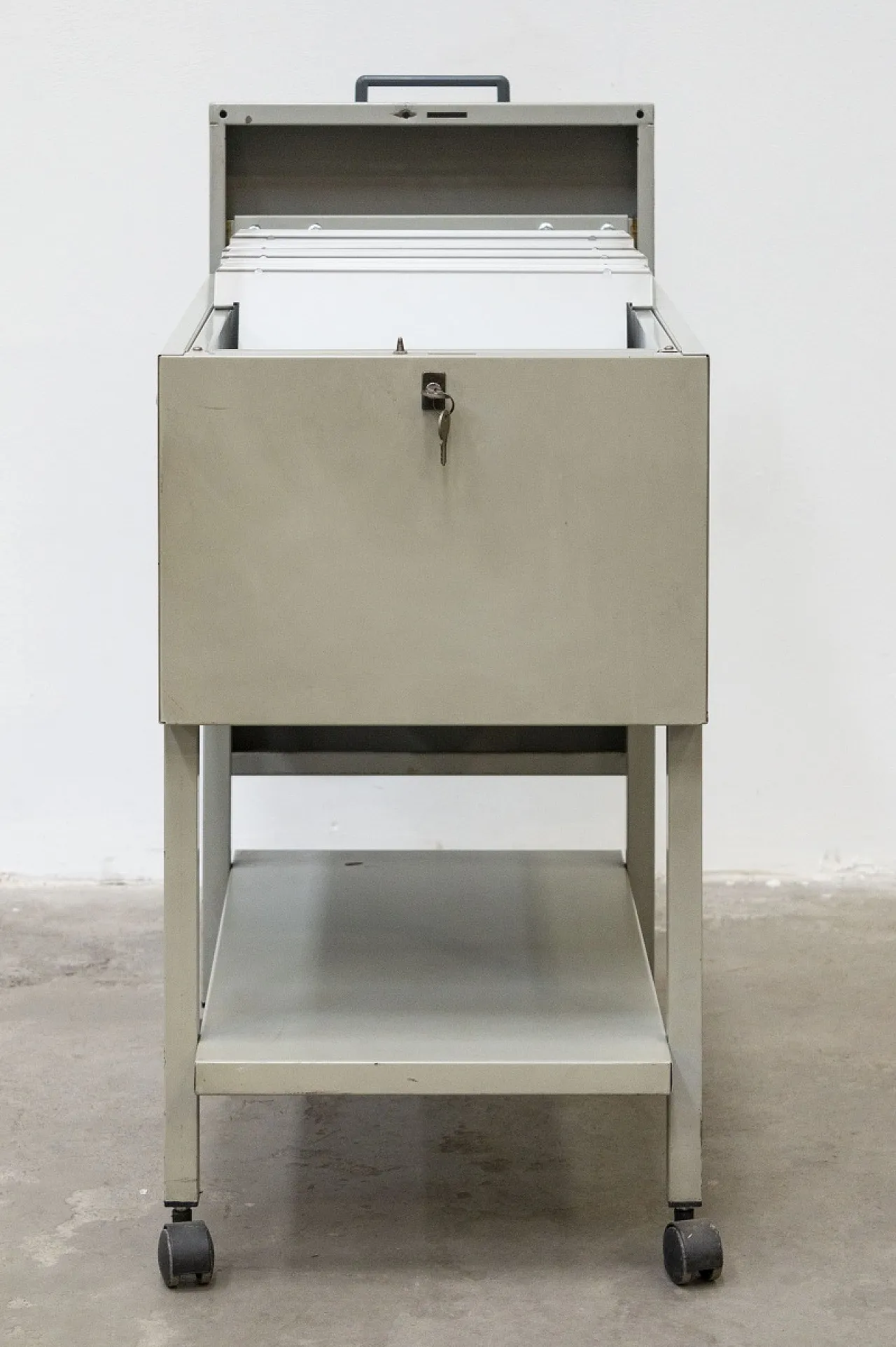 Schedario in metallo con rotelle, anni '60 5