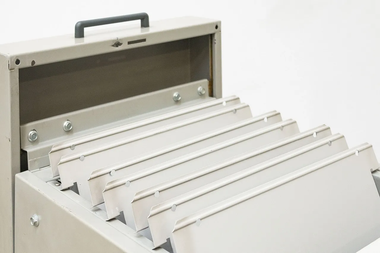 Schedario in metallo con rotelle, anni '60 6