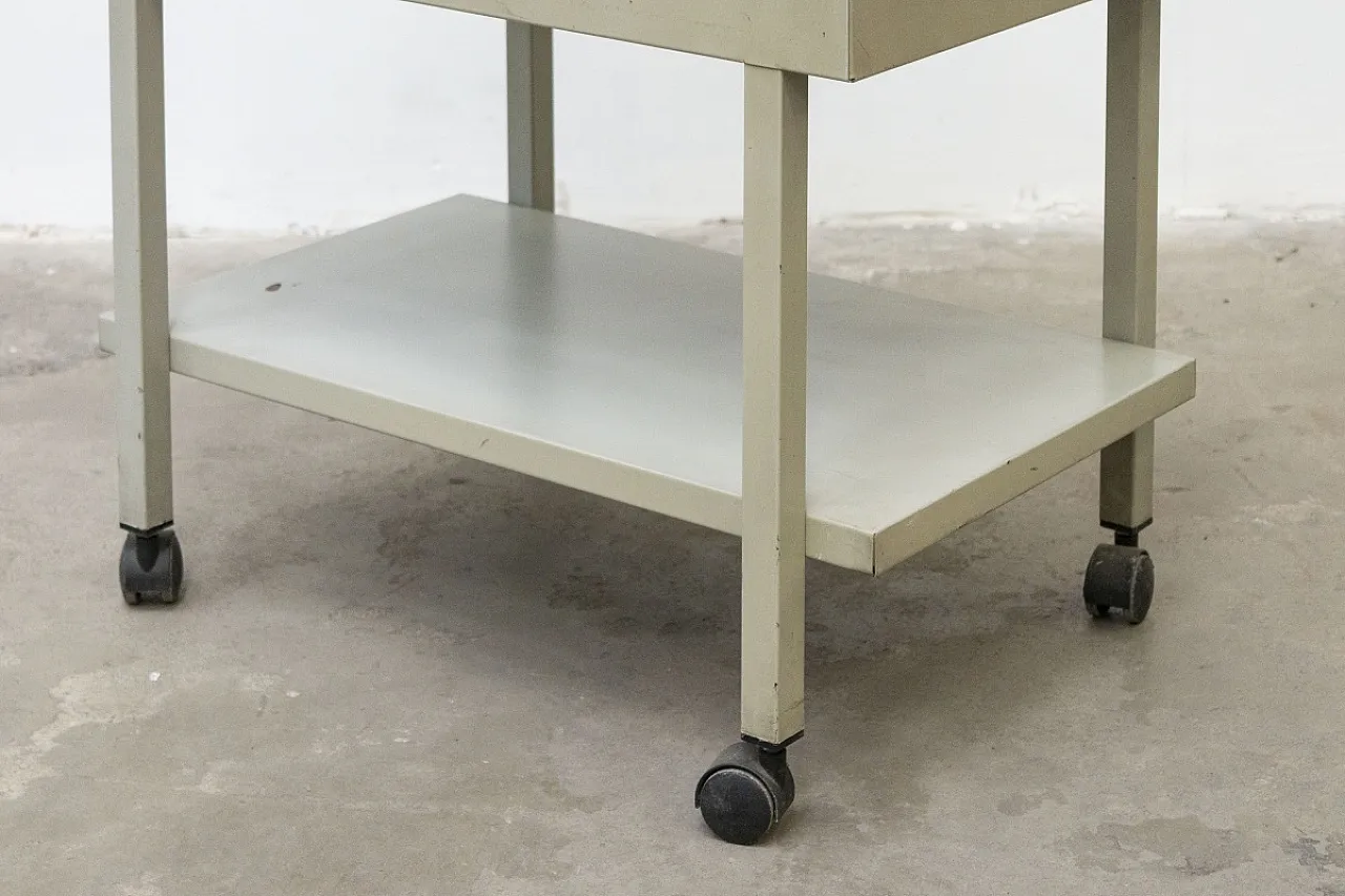 Schedario in metallo con rotelle, anni '60 8