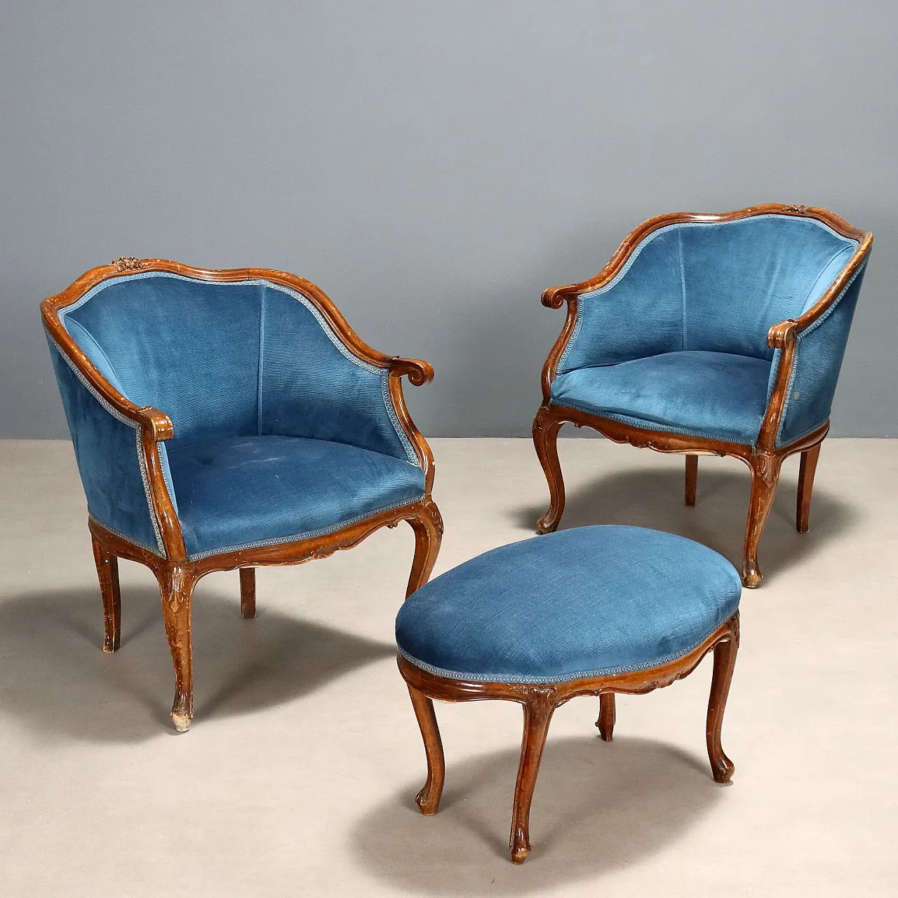 Coppia di poltrone in noce con pouf, fine '800 1