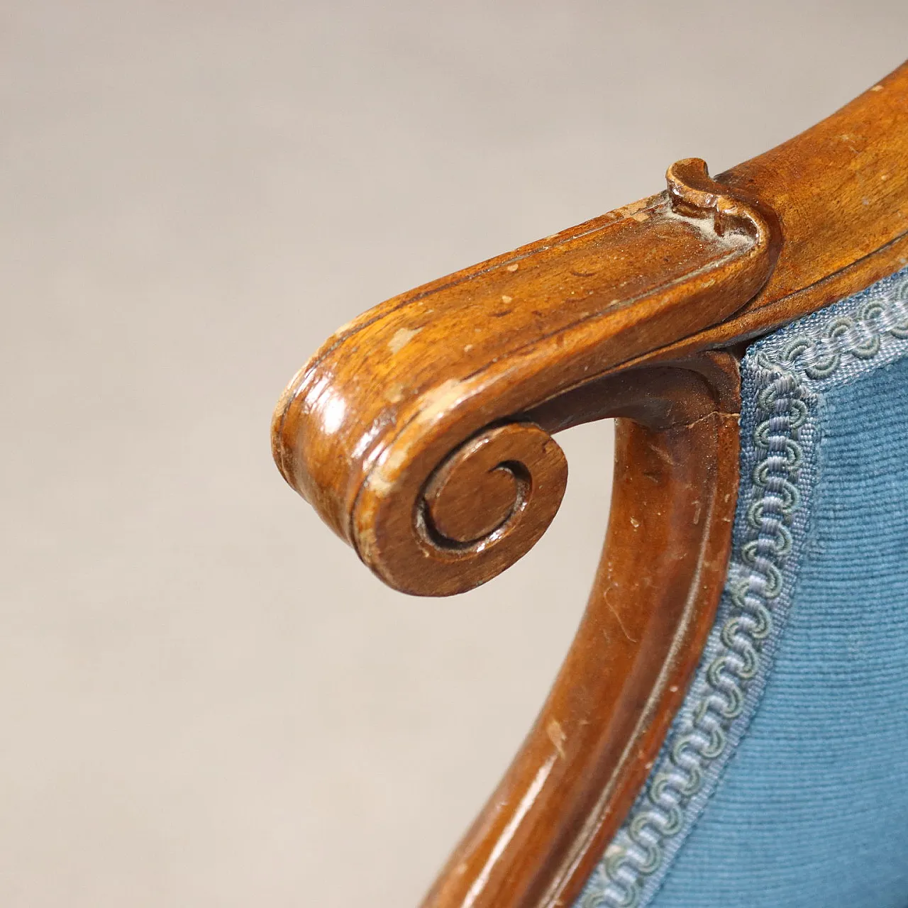 Coppia di poltrone in noce con pouf, fine '800 4