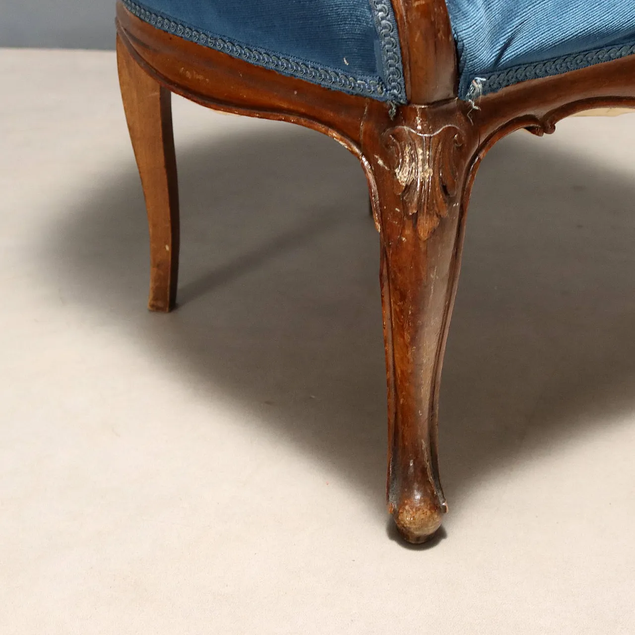 Coppia di poltrone in noce con pouf, fine '800 7