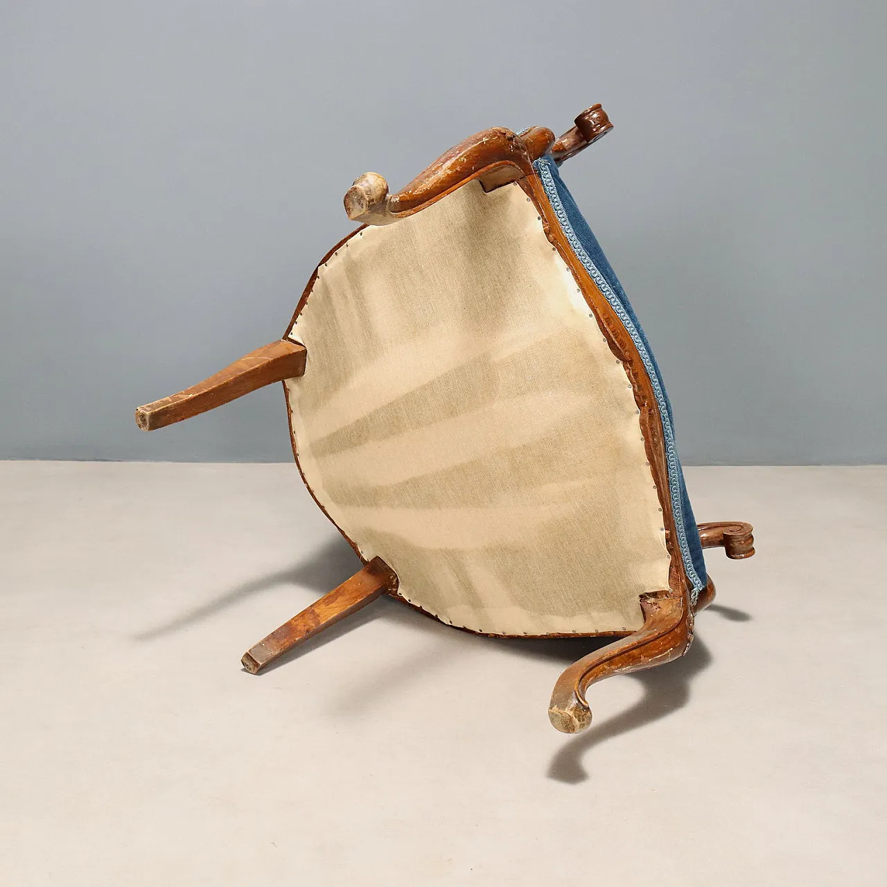 Coppia di poltrone in noce con pouf, fine '800 8