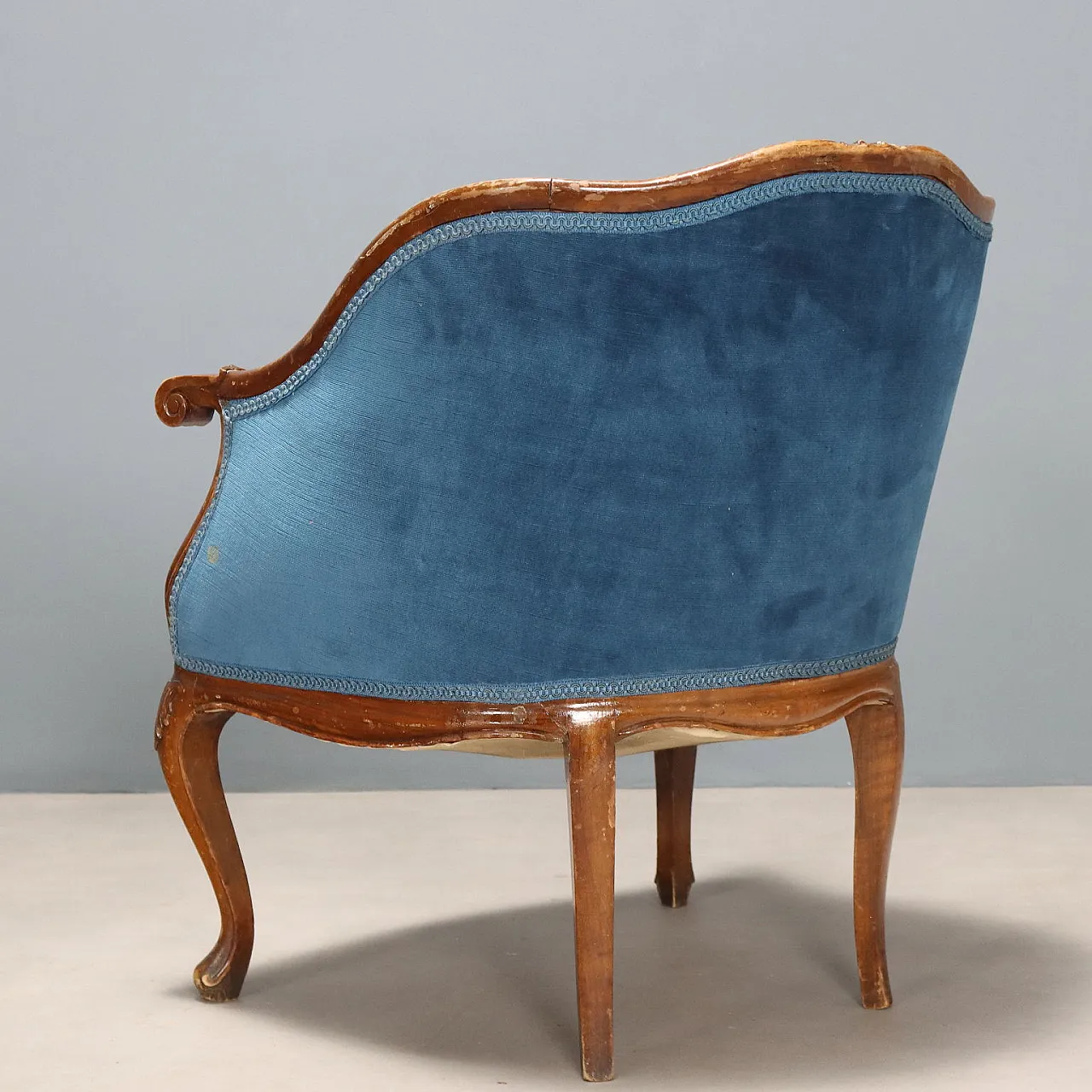 Coppia di poltrone in noce con pouf, fine '800 9