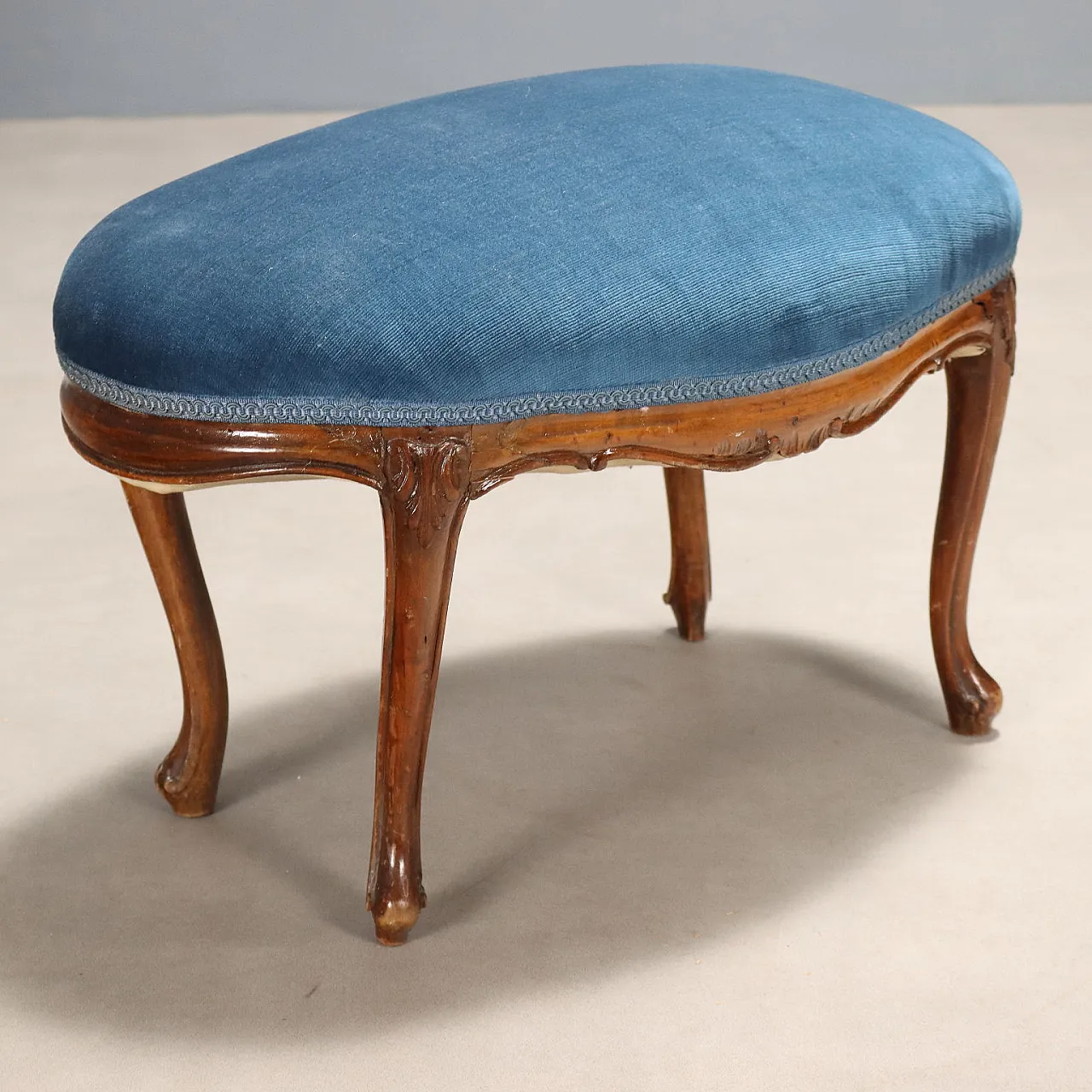 Coppia di poltrone in noce con pouf, fine '800 10