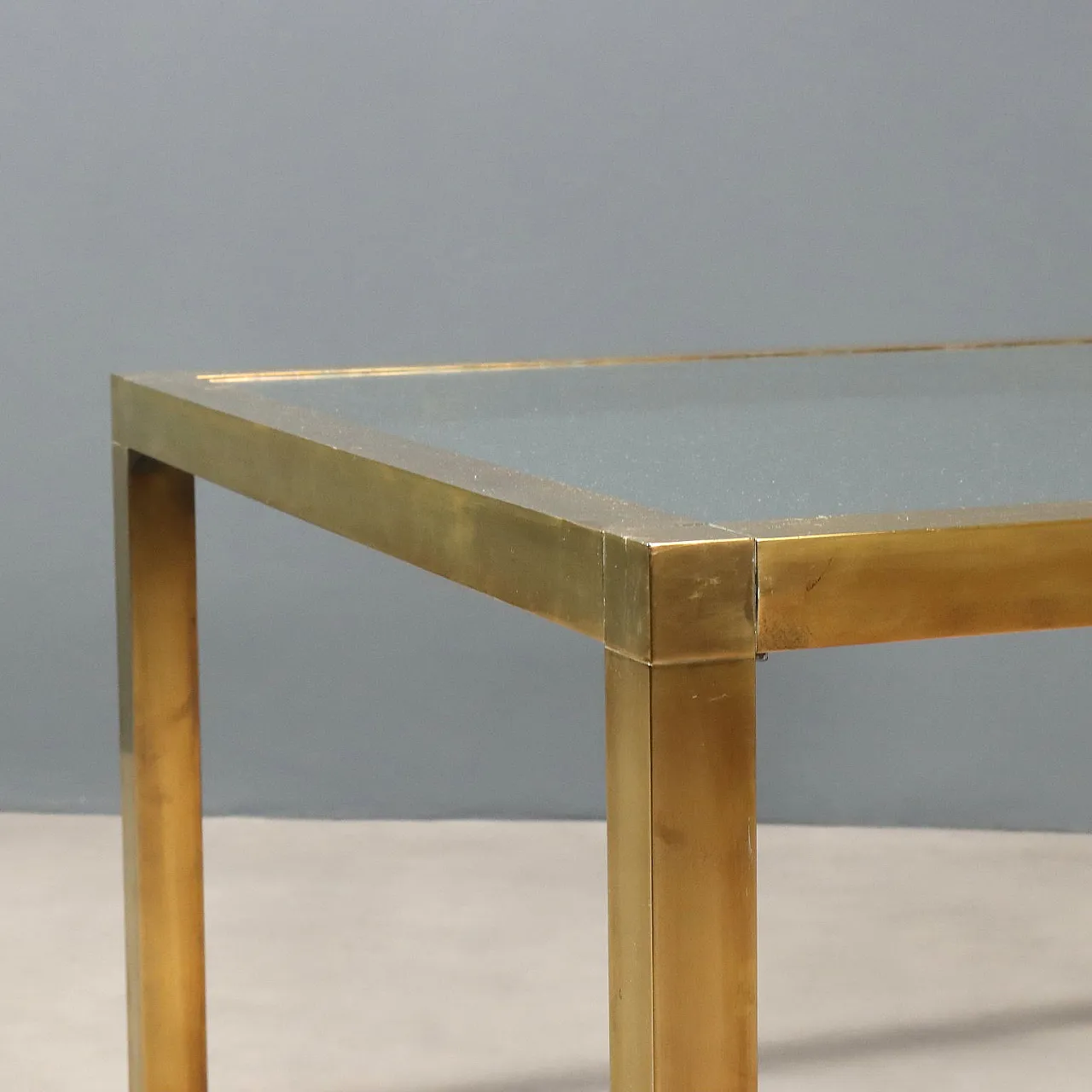 Tavolino con struttura in ottone e piano quadrato in vetro, '900 3