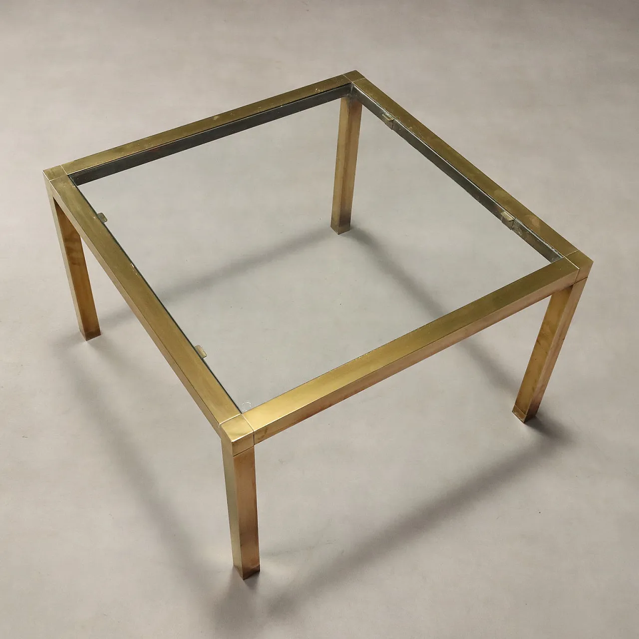 Tavolino con struttura in ottone e piano quadrato in vetro, '900 5