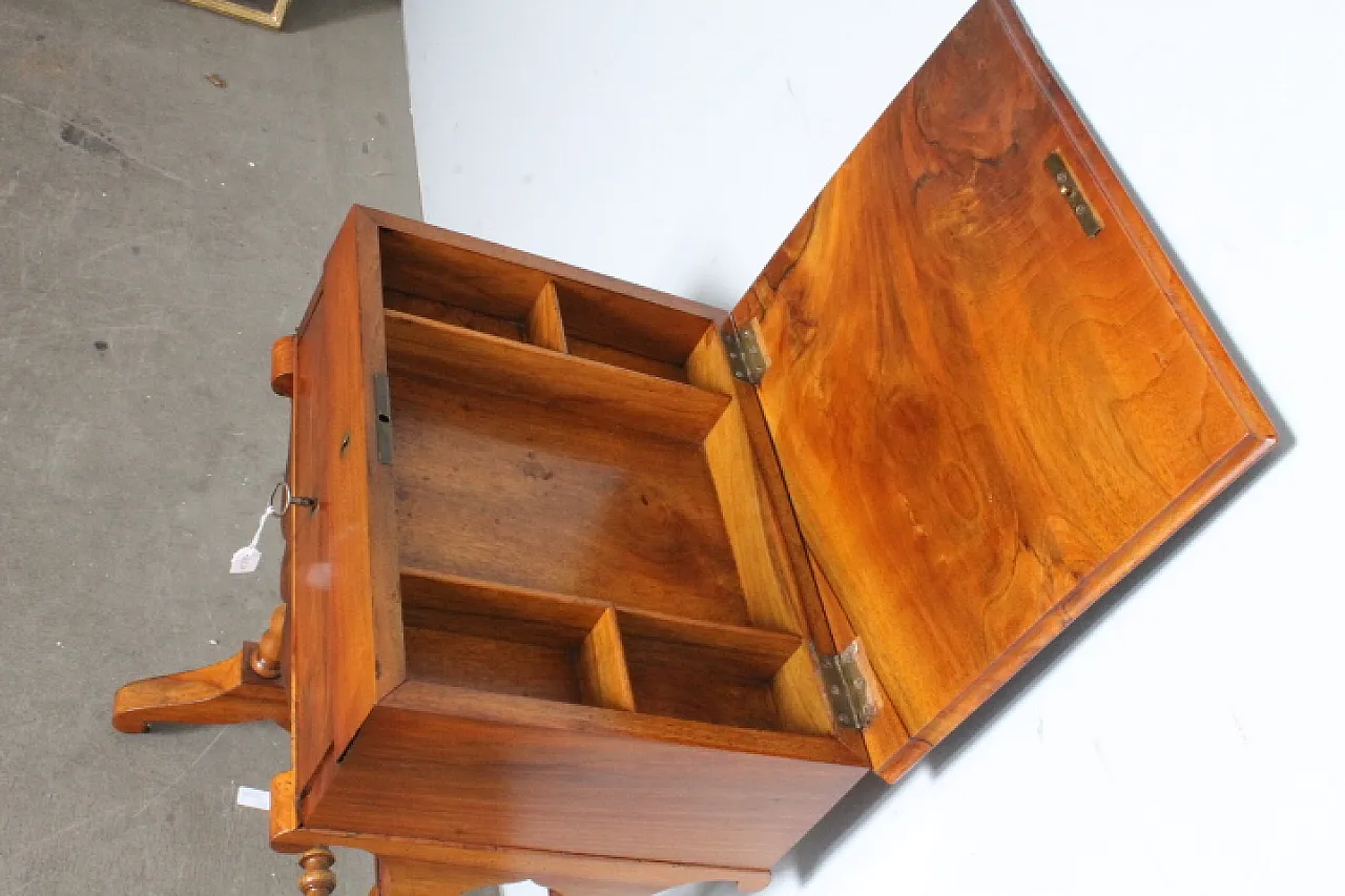 Tavolinetto / comodino da lavoro in noce con cassetti, '800 3