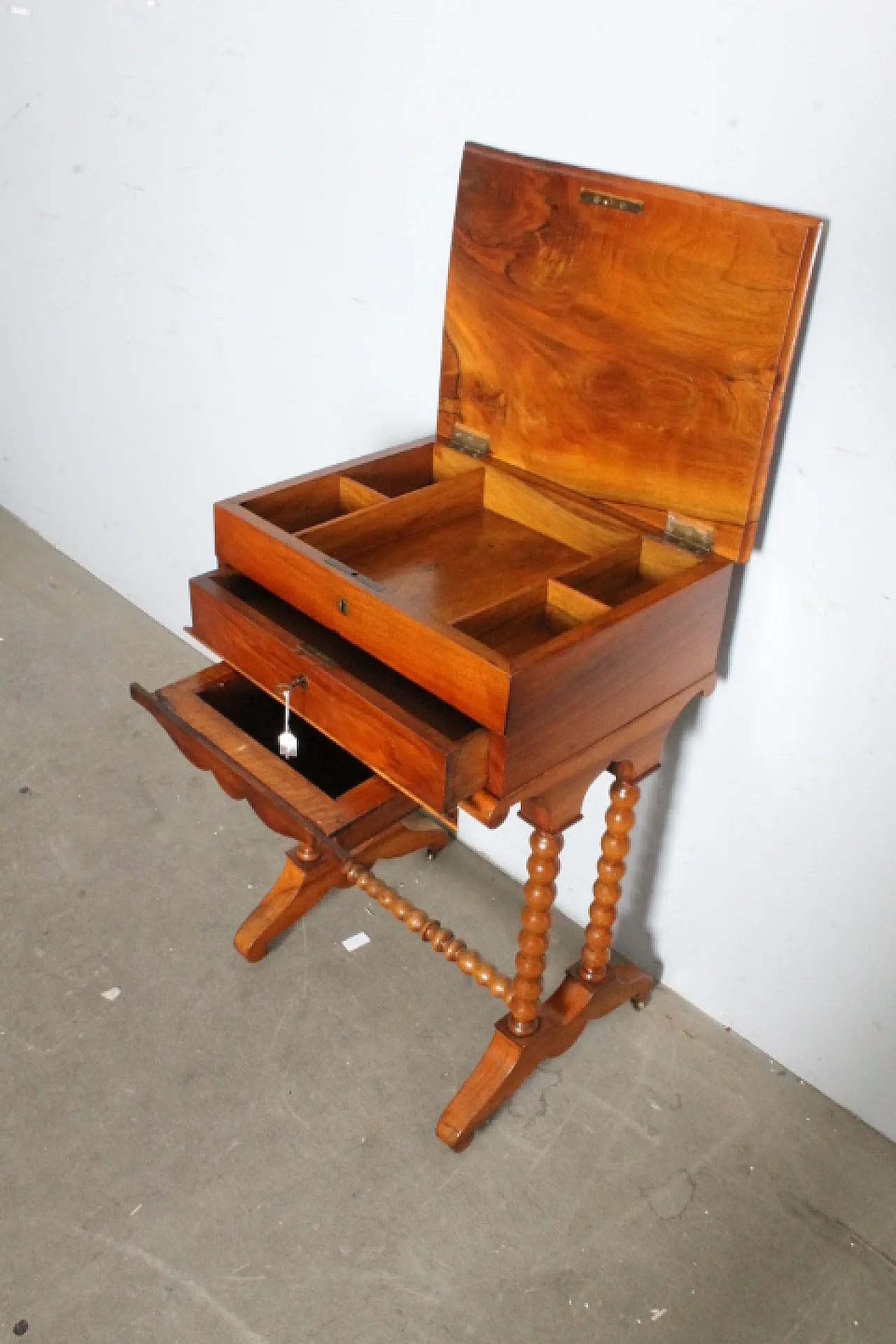 Tavolinetto / comodino da lavoro in noce con cassetti, '800 5