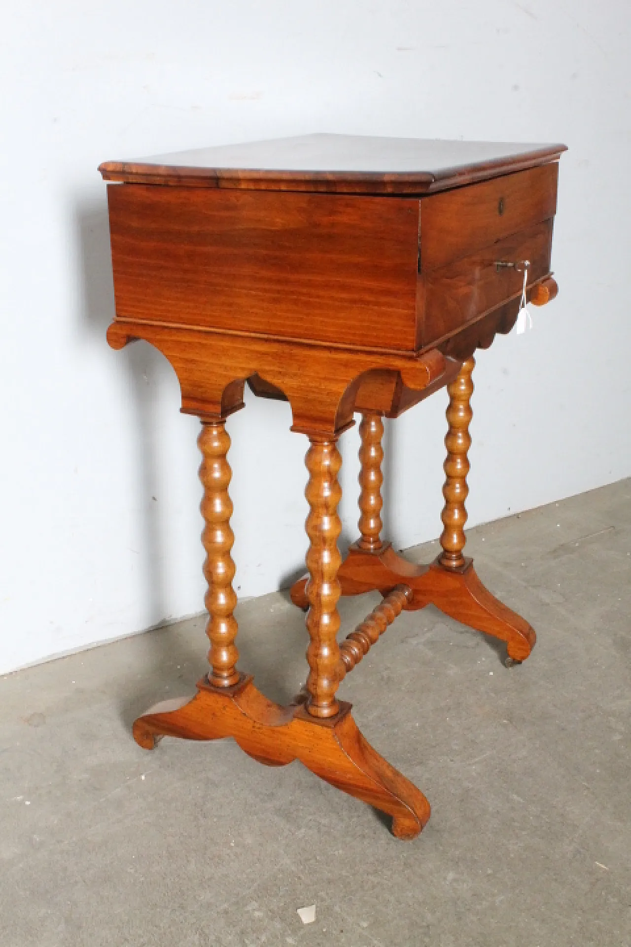 Tavolinetto / comodino da lavoro in noce con cassetti, '800 8