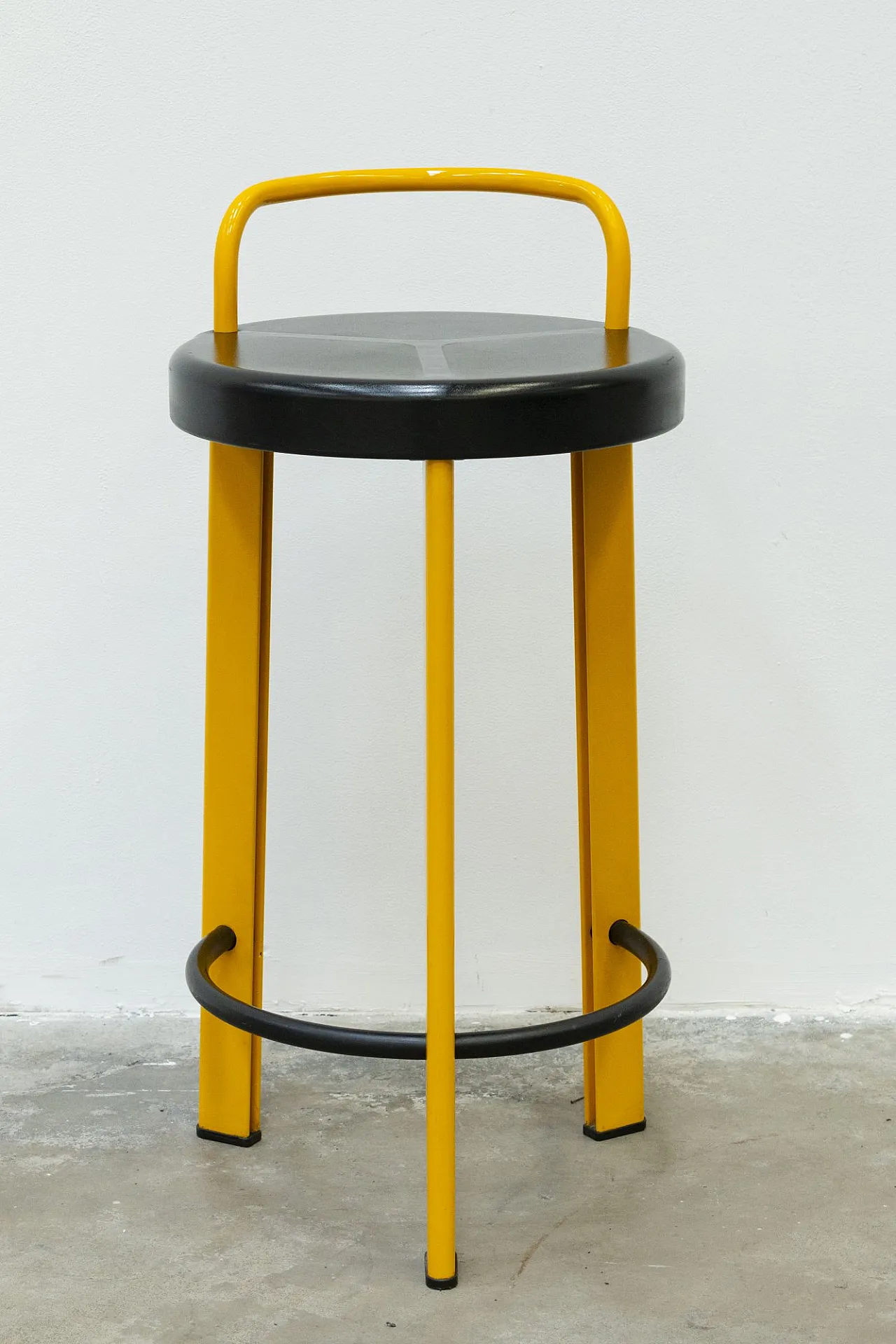 Sgabello treppiede Seccose di Giada Mordini, anni '80 1