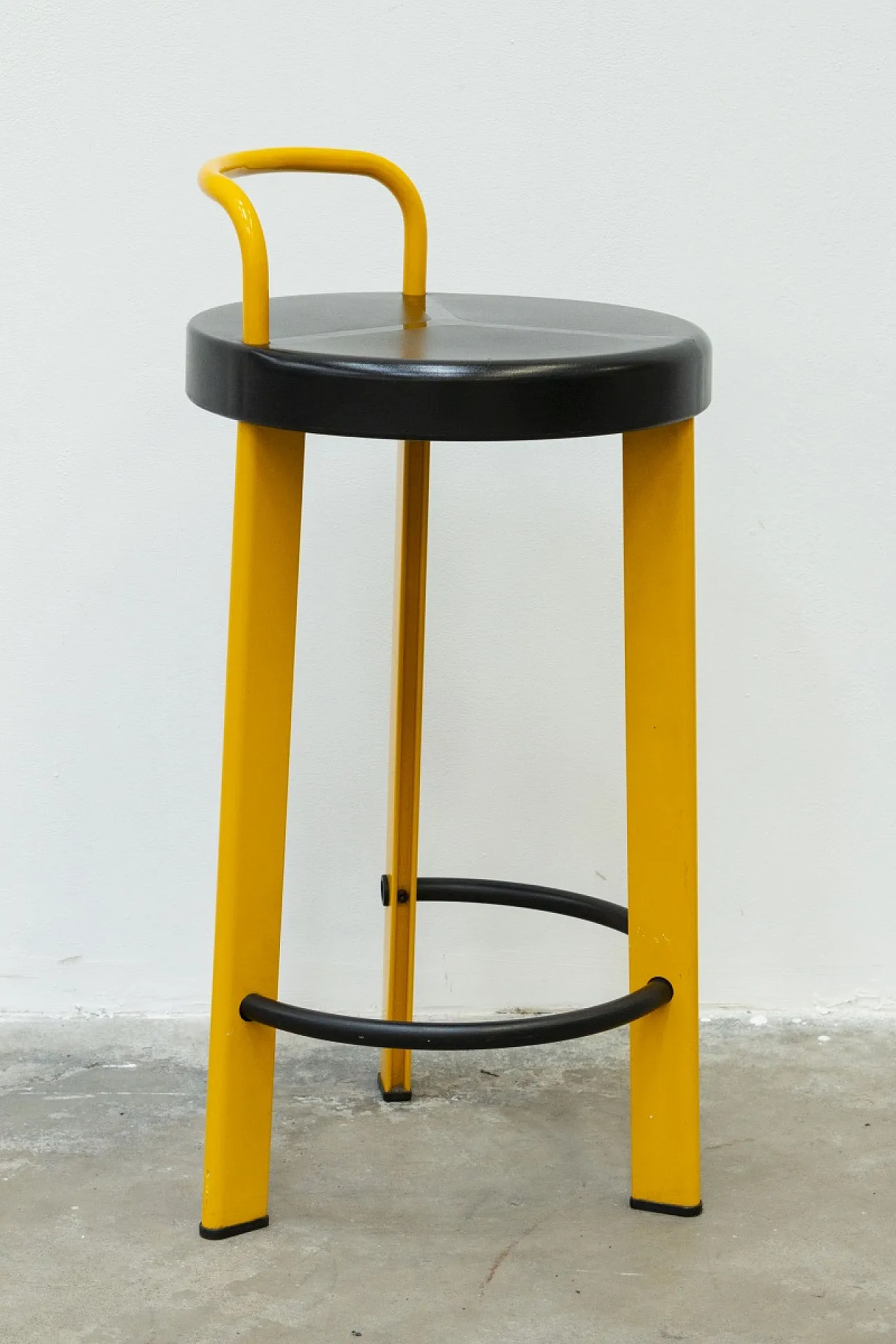 Sgabello treppiede Seccose di Giada Mordini, anni '80 2