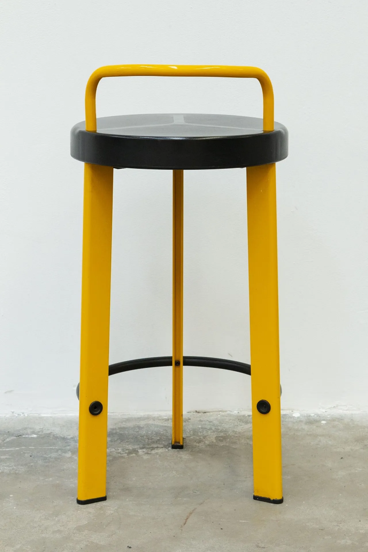 Sgabello treppiede Seccose di Giada Mordini, anni '80 3