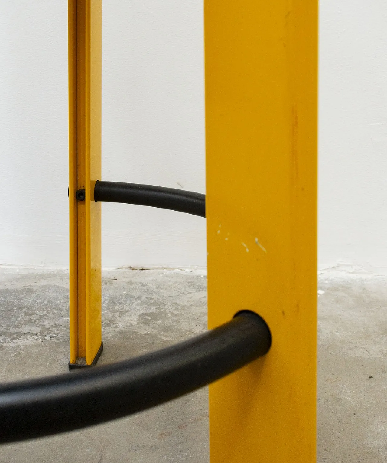 Sgabello treppiede Seccose di Giada Mordini, anni '80 5