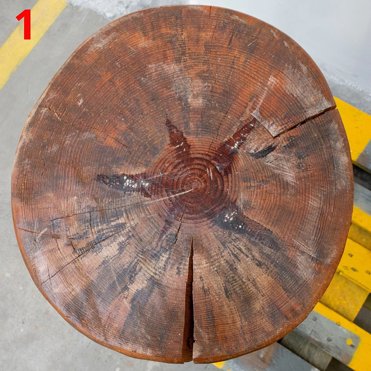 Sgabello realizzato con tronco di larice, XX secolo 3