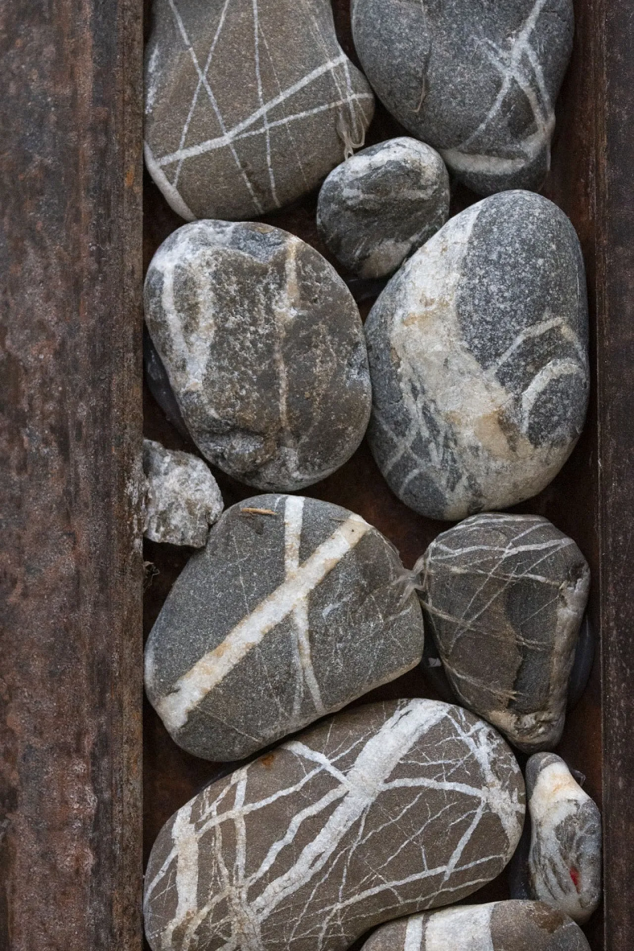 Specchio artigianale in ferro e pietre, XX secolo 6