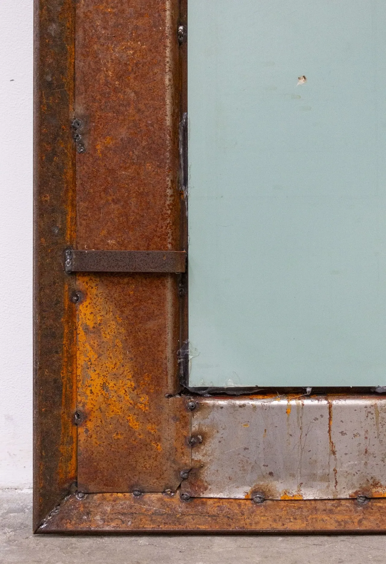 Specchio artigianale in ferro e pietre, XX secolo 9