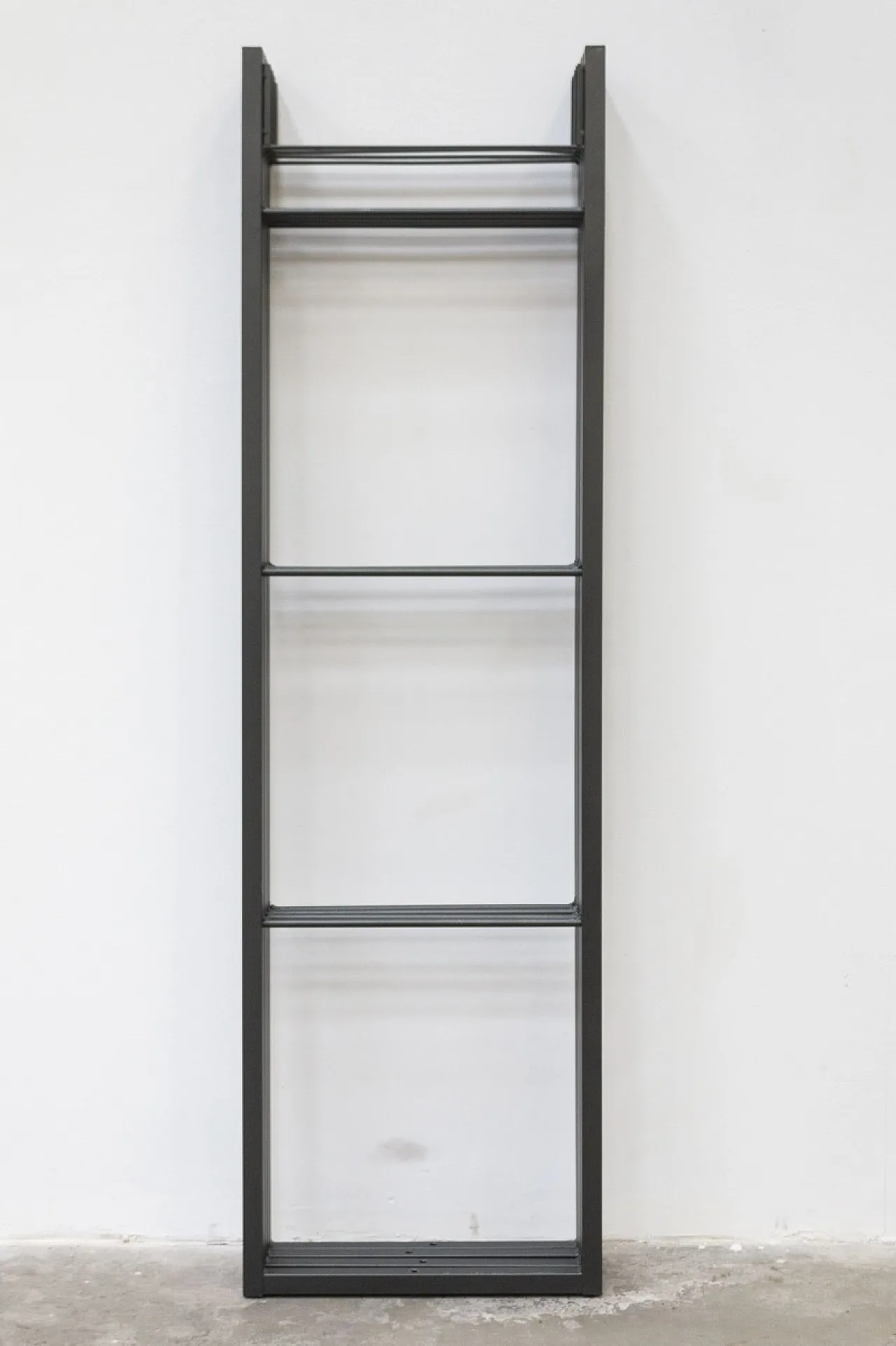 Libreria artigianale in ferro e legno di larice, XX secolo 10