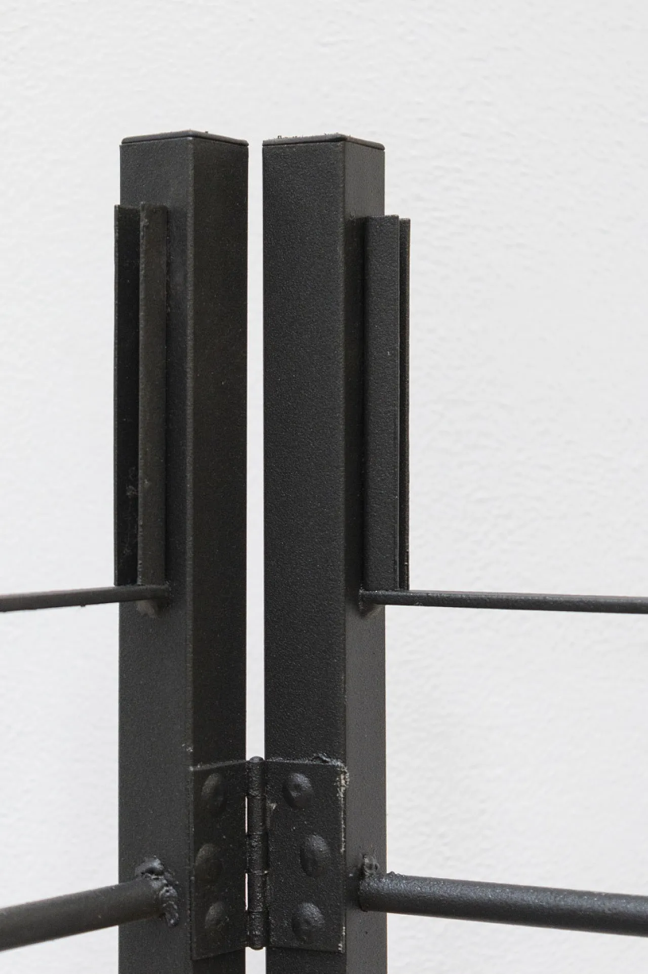 Libreria artigianale in ferro e legno di larice, XX secolo 11