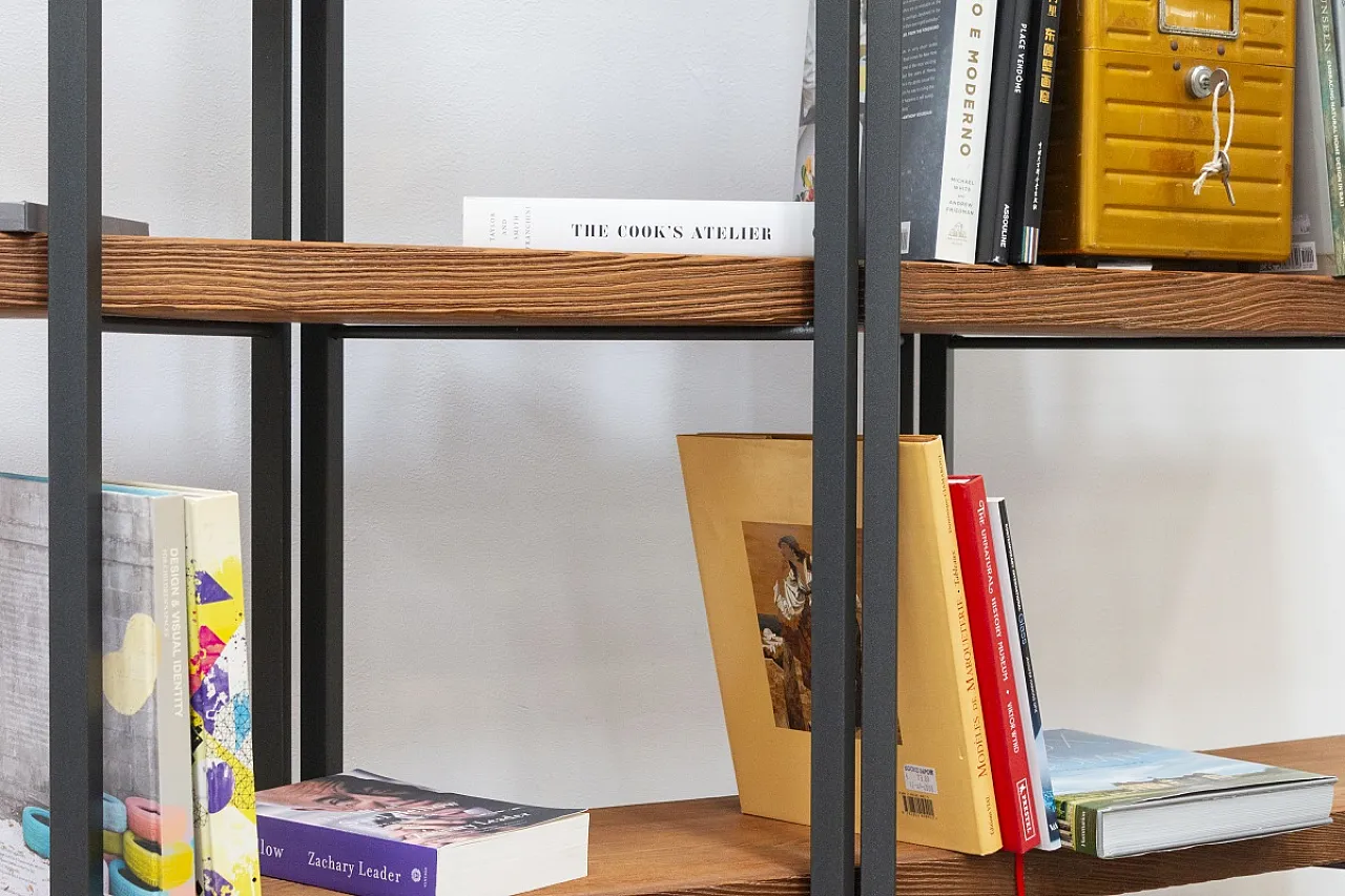 Libreria artigianale in ferro e legno di larice, XX secolo 13