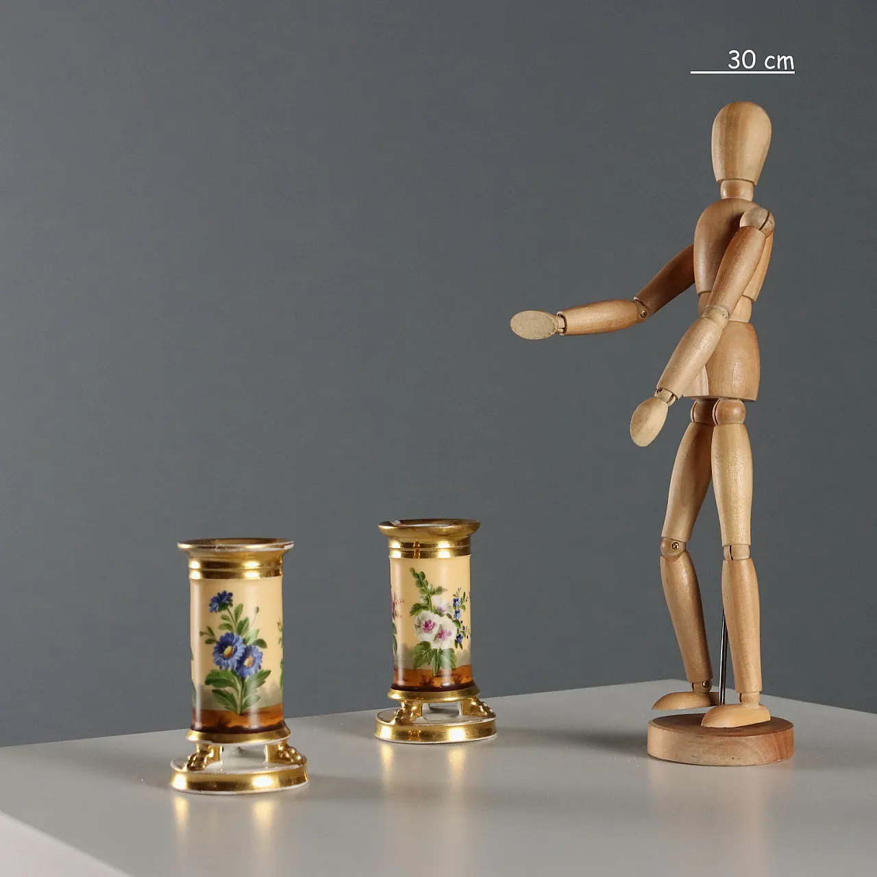 Pair of porcelain vases painted with wildflowers, 19th century 2