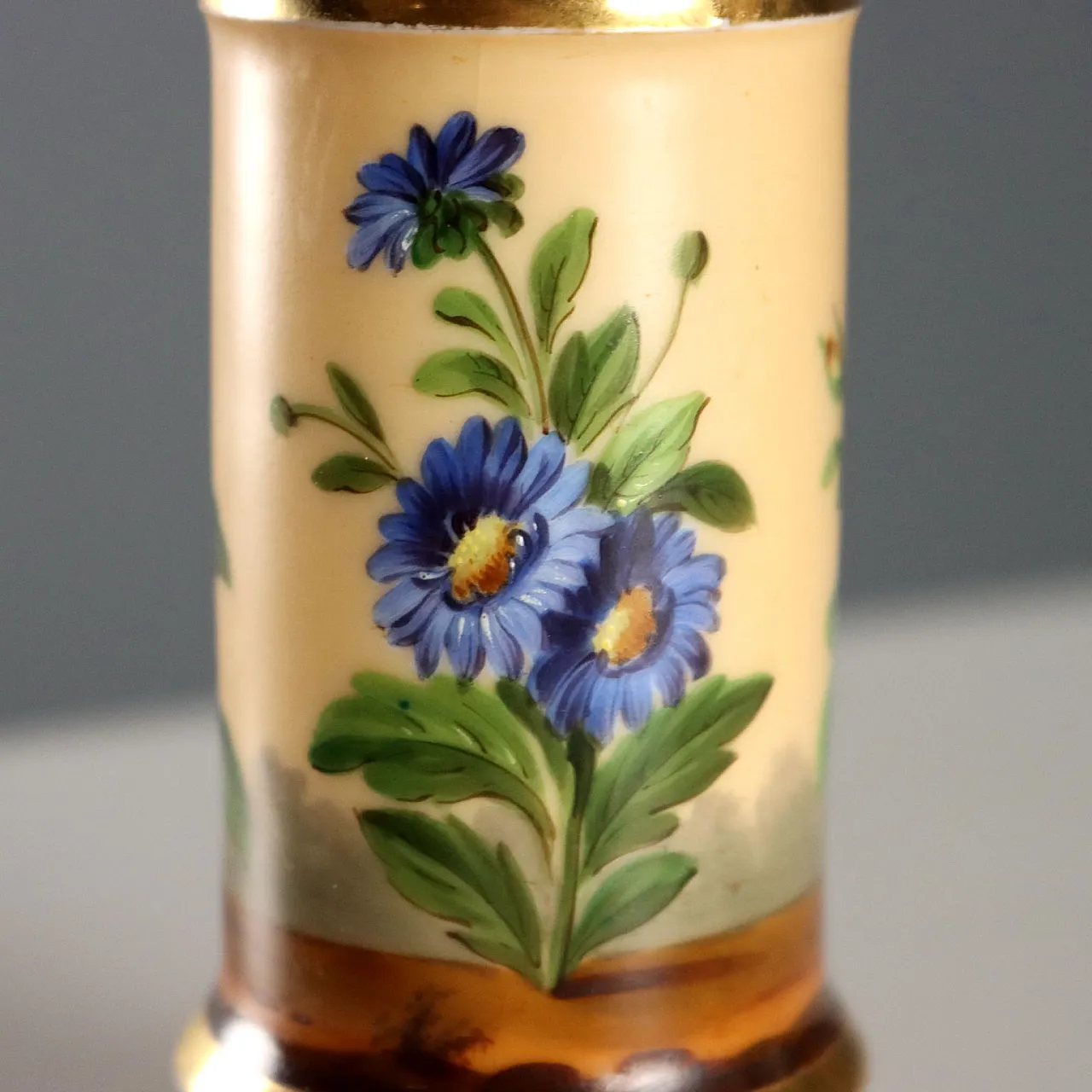 Pair of porcelain vases painted with wildflowers, 19th century 3