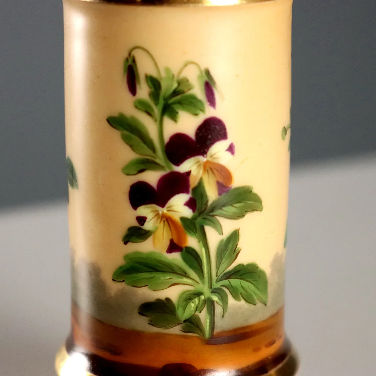 Pair of porcelain vases painted with wildflowers, 19th century 5