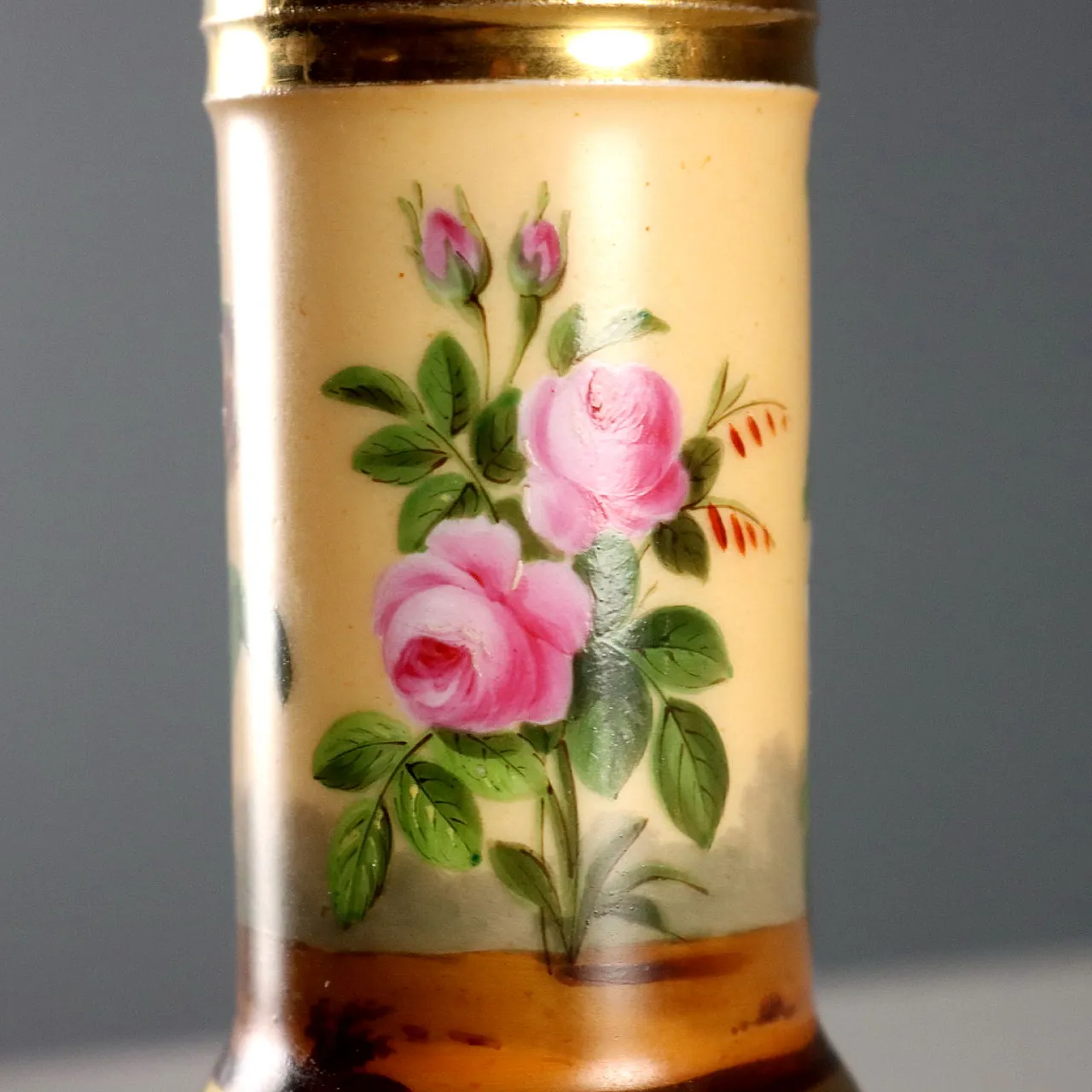 Pair of porcelain vases painted with wildflowers, 19th century 6